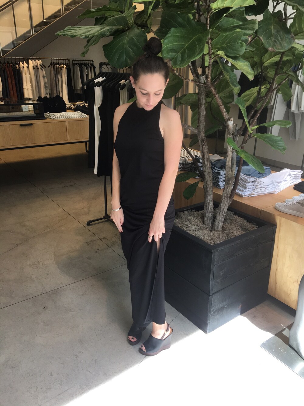 「summer、ootd、outfit、casual、streetstyle、chic、little black dress、MAXI DRESS、COTTON、theory」｜「theoryのアイテム（ドレス、ブラック系）」を使った、Kiley Schroederさん（レディース・160cm）の夏コーディネートの1枚目の写真