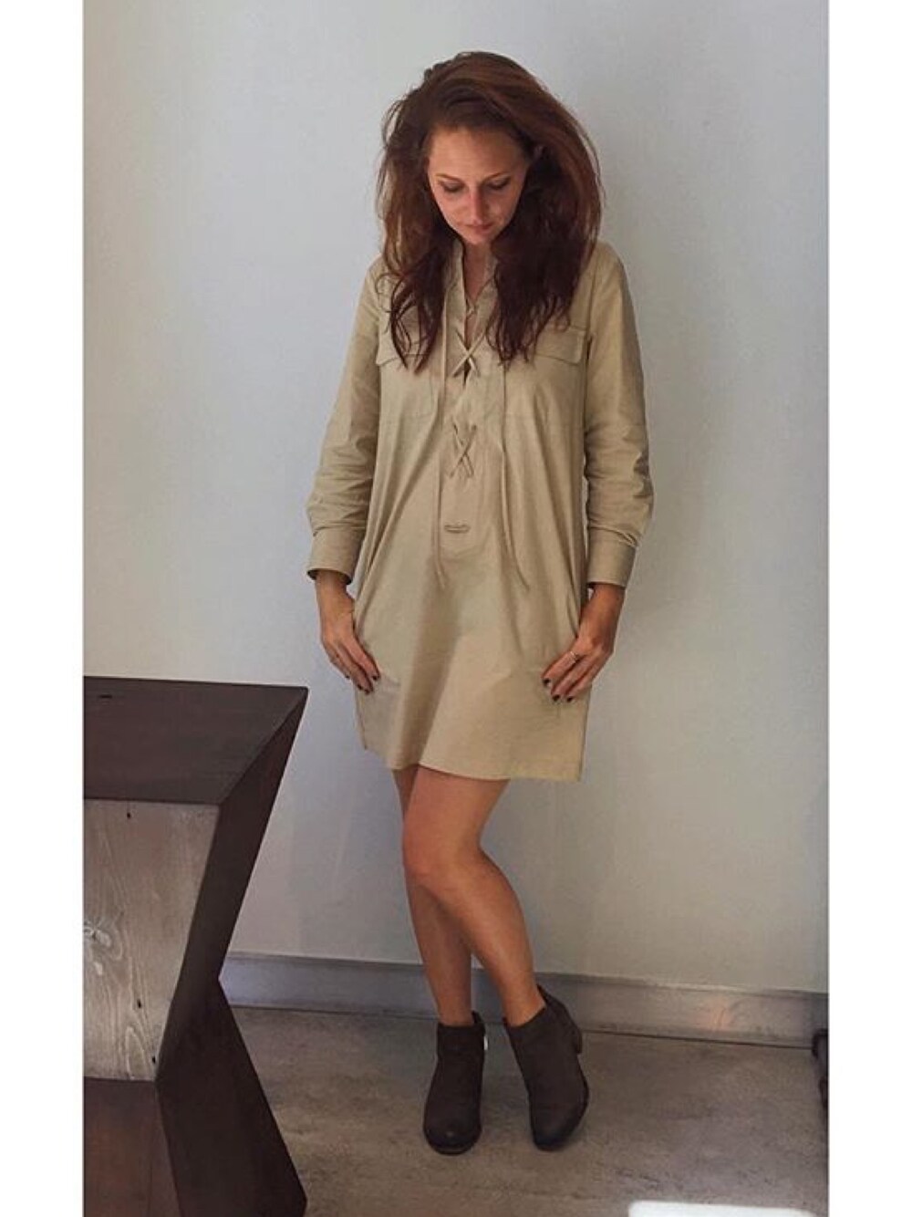 ベージュ系のシャツワンピース、グレー系のブーティを着用したレディースの夏コーディネートの1枚目の写真