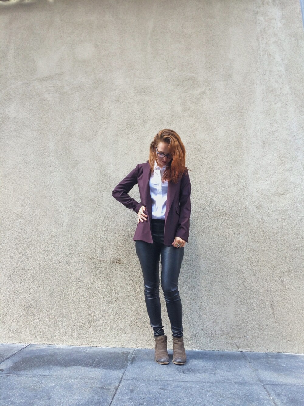 「R29NonGymLeggings、ootd、outfit、casual、streetstyle、leather、HELMUT LANG、theory」｜「theoryのアイテム（シャツ/ブラウス、ホワイト系）」を使った、Kiley Schroederさん（レディース・160cm）の夏コーディネートの1枚目の写真