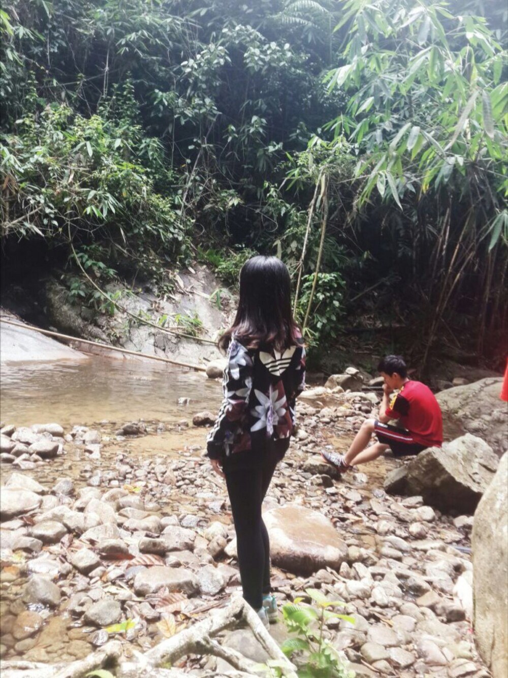 ブラック系のジャケット/アウター、グレー系のスニーカー、ブラック系のレギンス/スパッツを着用したレディースの秋コーディネートの1枚目の写真