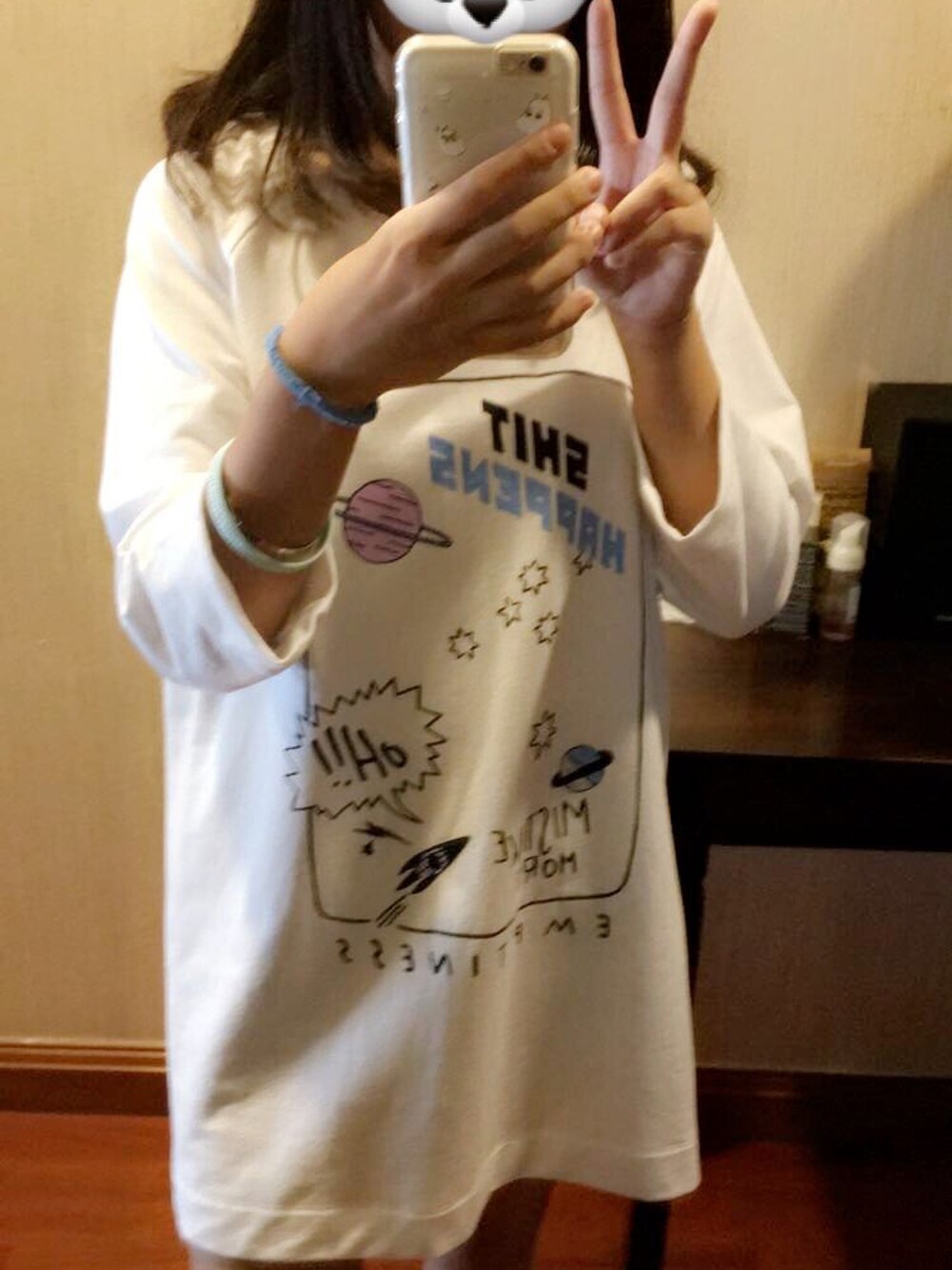 ホワイト系のシャツワンピースを着用したレディースの秋コーディネートの1枚目の写真