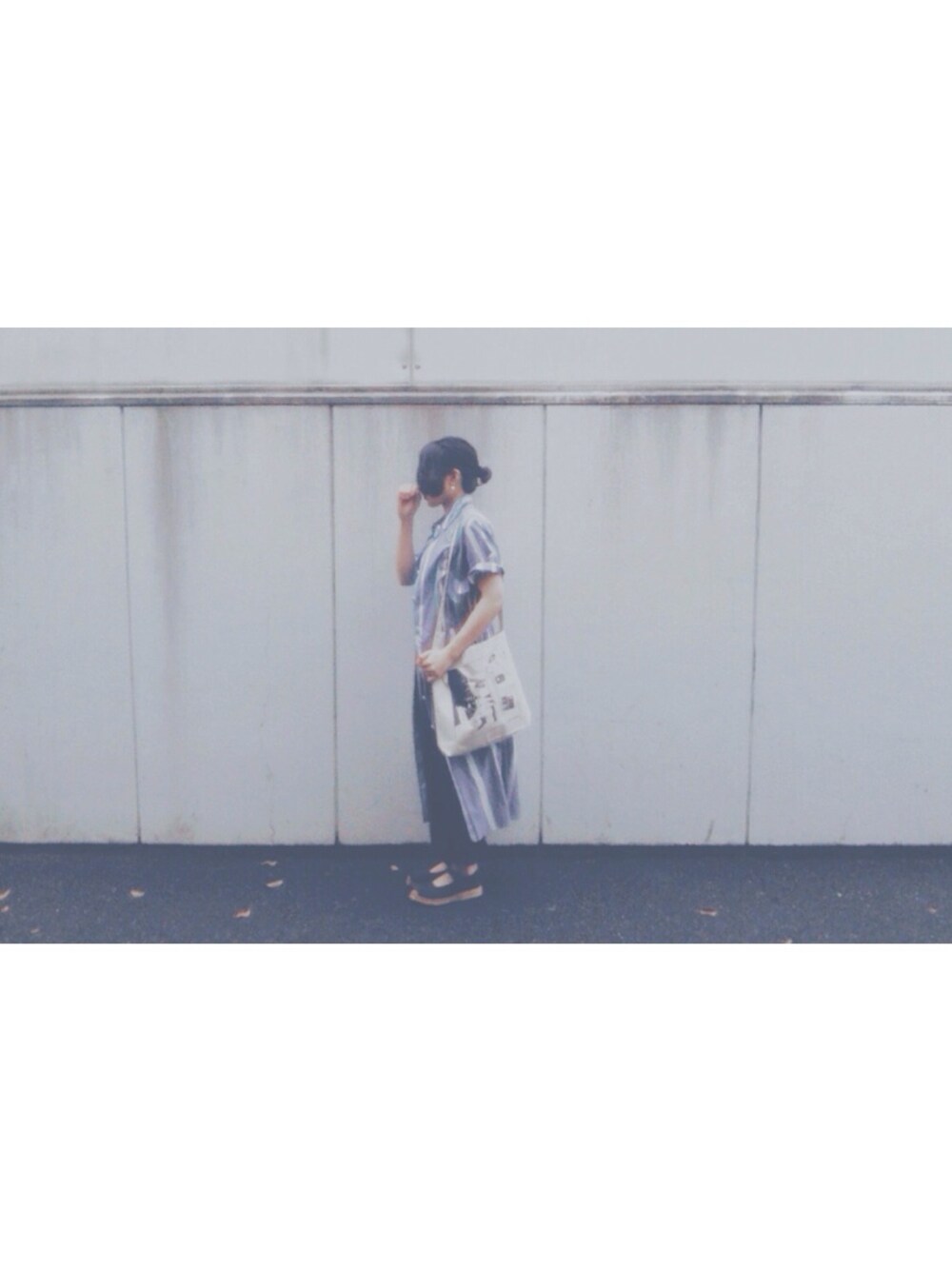 ベージュ系のショルダーバッグ、ホワイト系のTシャツ/カットソーを着用したレディースの夏コーディネートの1枚目の写真