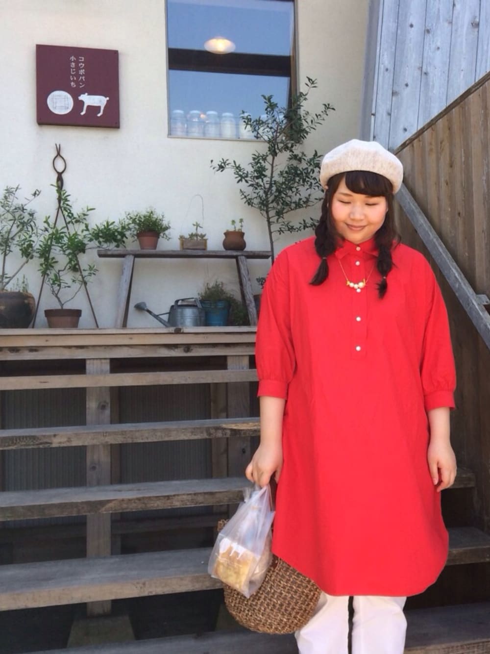 「ベレー帽、白デニム、白パンツ、かごバッグ、赤ワンピース、赤いスカート、赤スカート」｜「bulle de savonのマッシュ vol.3掲載 製品染めタイプライターシャツワンピース（ワンピース、レッド系）」を使った、s uさん（レディース・159cm）の春コーディネートの1枚目の写真