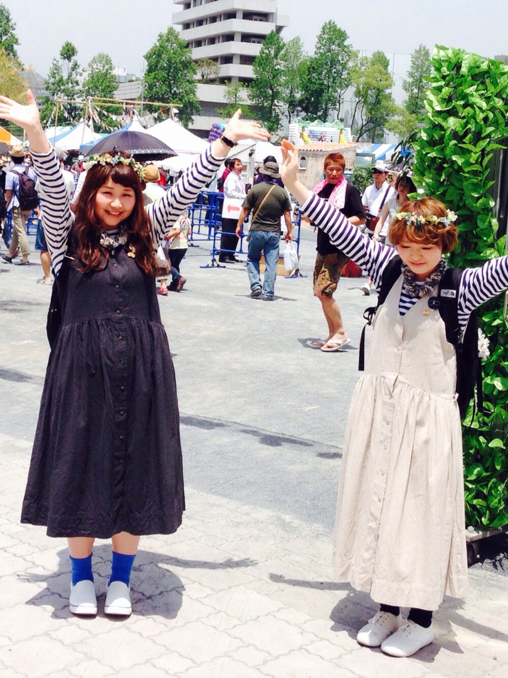「ワンピース、バックパック、しましま、ふたごコーデ、ブルー×ブラック、花冠、ロングヘア、双子コーデ、ロハスフェスタ」｜「無印良品のコットンスリッポンスニーカー（スニーカー、ホワイト系）」を使った、s uさん（レディース・159cm）の夏コーディネートの1枚目の写真