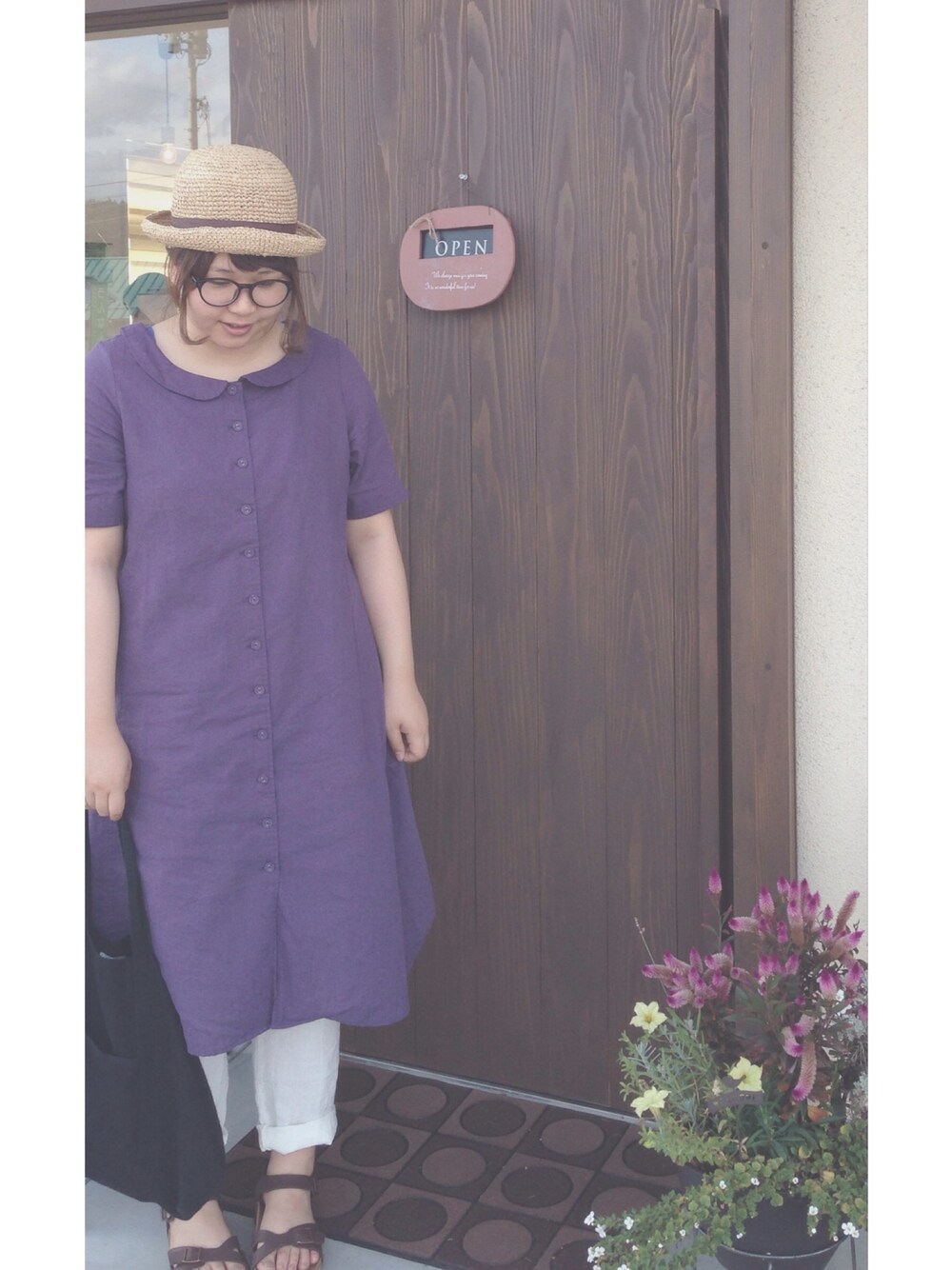 「夏、foglinenwork、ビルケンシュトック、丸メガネ、リネン、白パンツ、ダテメガネ、夏コーデ、麦わら帽子」｜「nest Robeのリネンペチパンツ（その他パンツ、ホワイト系）」を使った、s uさん（レディース・159cm）の夏コーディネートの1枚目の写真