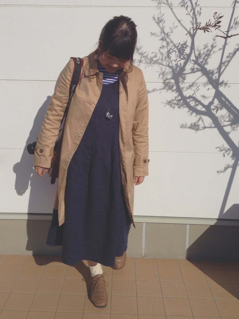 「無印良品のアイテム（ステンカラーコート、ベージュ系）」を使った、s uさん（レディース・160cm）の春コーディネートの1枚目の写真