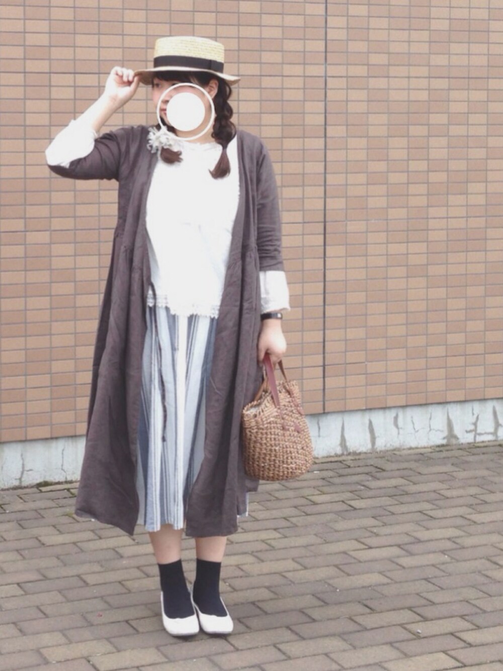 「休日スタイル、休日コーデ、むぎわら帽子、かごバッグ、ストライプ、ストライプスカート、リネン、カシュクールワンピース、黒ソックス、ナチュラル」｜「polcadotのアイテム（ハット、ベージュ系）」を使った、s uさん（レディース・160cm）の夏コーディネートの1枚目の写真