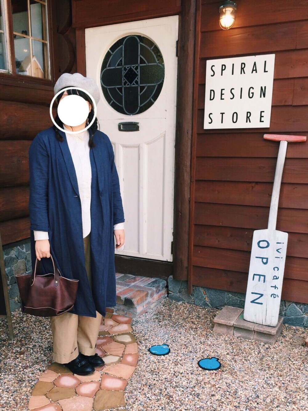 「秋のコーデ、ワイドパンツ、ローファー、ベレー帽、レザーバッグ、スタンドカラー、大人カジュアル、リネンワンピース、タッセルローファー」｜「studio CLIPの厚地ワンポイントベレー帽（ハンチング/ベレー帽、グレー系）」を使った、s uさん（レディース・160cm）の秋コーディネートの1枚目の写真