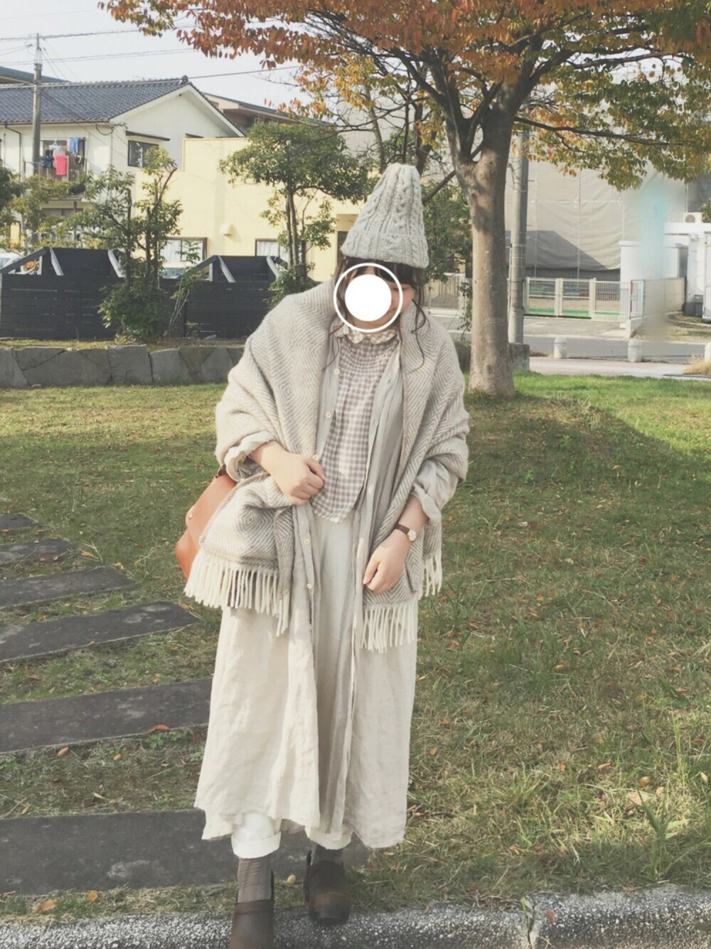 「冬、休日スタイル、ホワイトパンツ、冬コーデ、ナチュラル、淡色コーデ、ニット帽、ニット、リラックススタイル、ゆるコーデ」｜「HIGHLAND 2000のにっと帽（ニットキャップ/ビーニー、ブラウン系）」を使った、s uさん（レディース・160cm）の秋コーディネートの1枚目の写真
