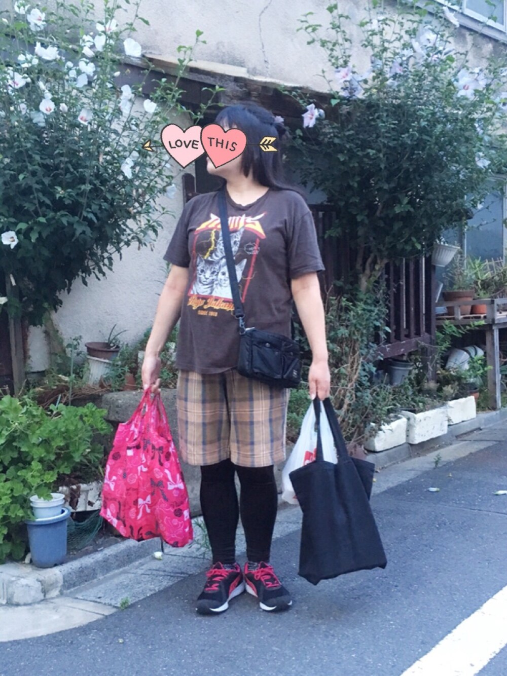 「ぽっちゃり、mmts、GOOD ENOUGH、ちょっとそこまで」｜「mmtsの＜ユニセックス＞mmts / ロックTシャツ（Tシャツ/カットソー、ブラック系）」を使った、奈々さん（レディース・162cm）の夏コーディネートの1枚目の写真