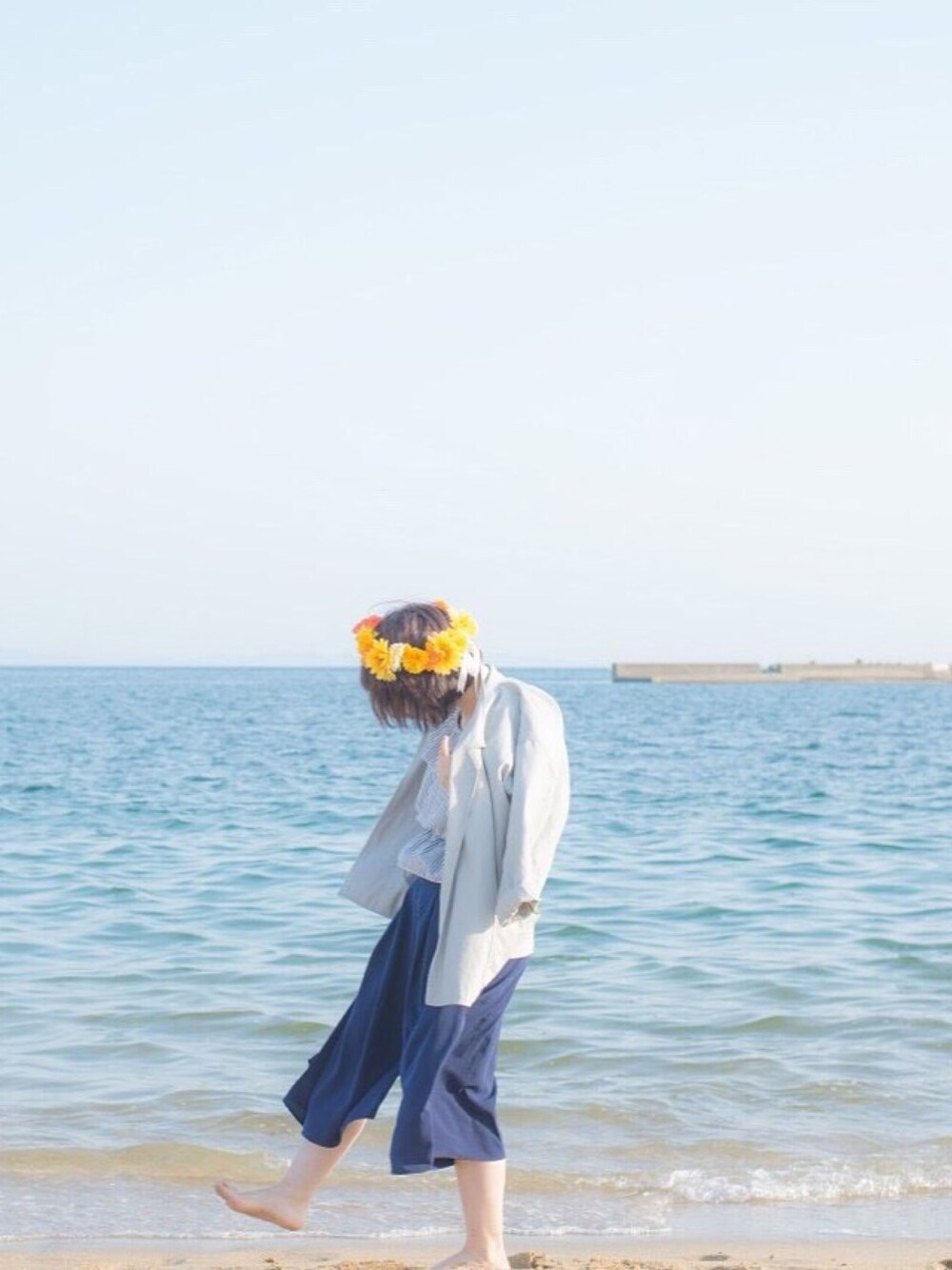 「被写体、カメラ、ポートレート、海、花冠、夏、ジャケット、ガウチョパンツ、はじめまして」｜「Kastaneの【Kastane】BIGジャケット（テーラードジャケット、グレー系）」を使った、ちなみ ＊さん（レディース・158cm）の夏コーディネートの1枚目の写真