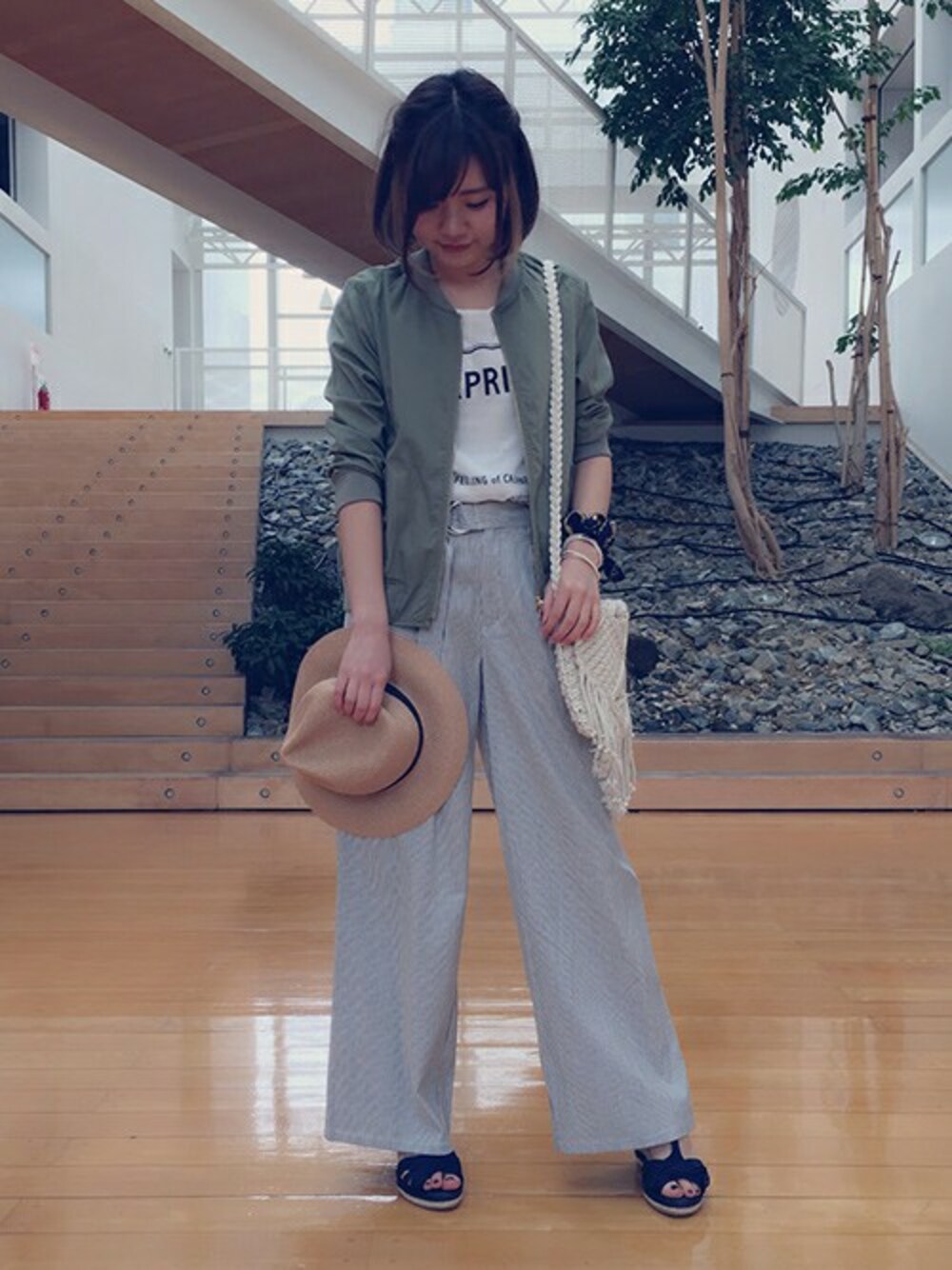 ホワイト系のTシャツ/カットソー、ブルー系のスーツジャケット、ブルー系のその他パンツを着用したレディースの春コーディネートの1枚目の写真