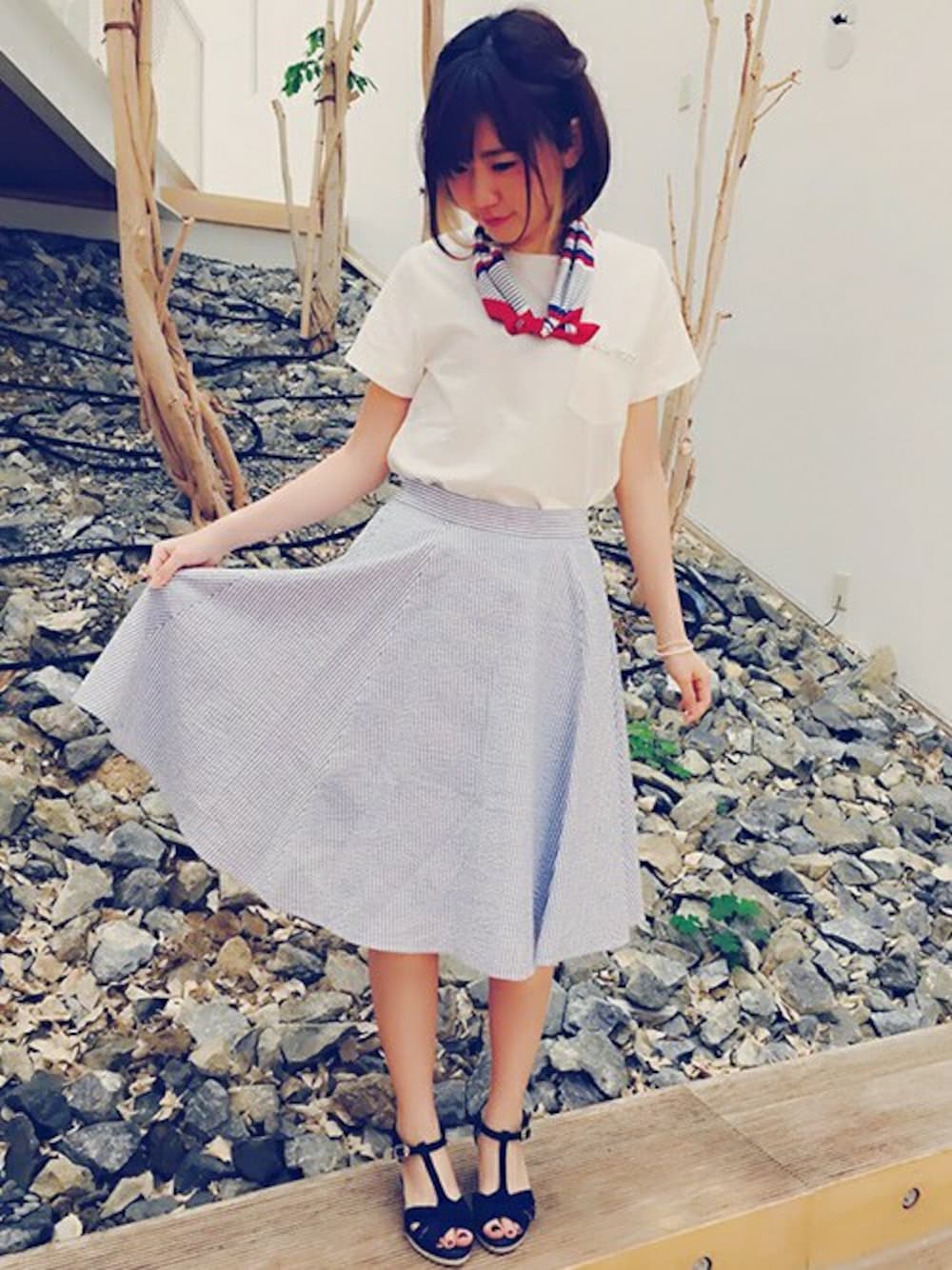 ホワイト系のTシャツ/カットソー、ブルー系のスカート、ブルー系のサンダルを着用したレディースの春コーディネートの1枚目の写真