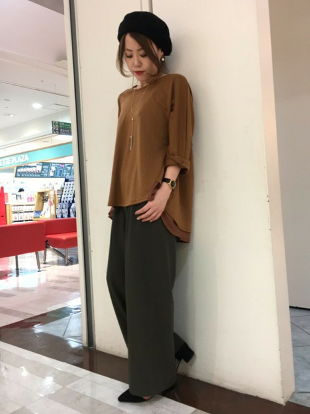 グリーン系のその他パンツ、ブラウン系のTシャツ/カットソー、ブラック系のパンプスを着用したレディースの秋コーディネートの1枚目の写真