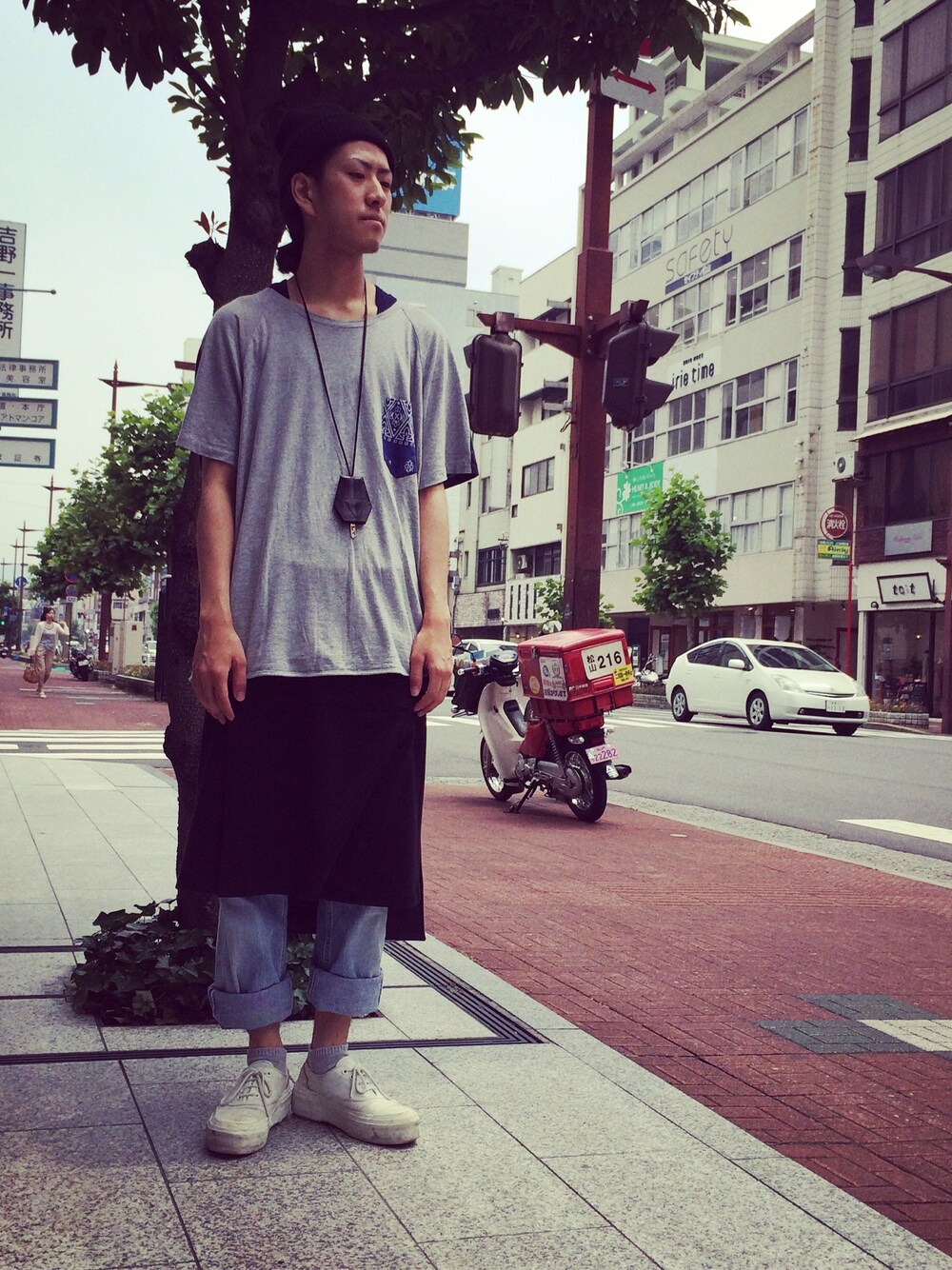 「デニム、ニットキャップ、wonderland、レイヤードスタイル、Levi's、.efilevol、厚底シューズ、banalchicbizarre、SHAUNSAMSON、501」｜「wonderlandのバンダナT（Tシャツ/カットソー、グレー系）」を使った、ふみきゅんさん（メンズ・176cm）の夏コーディネートの1枚目の写真