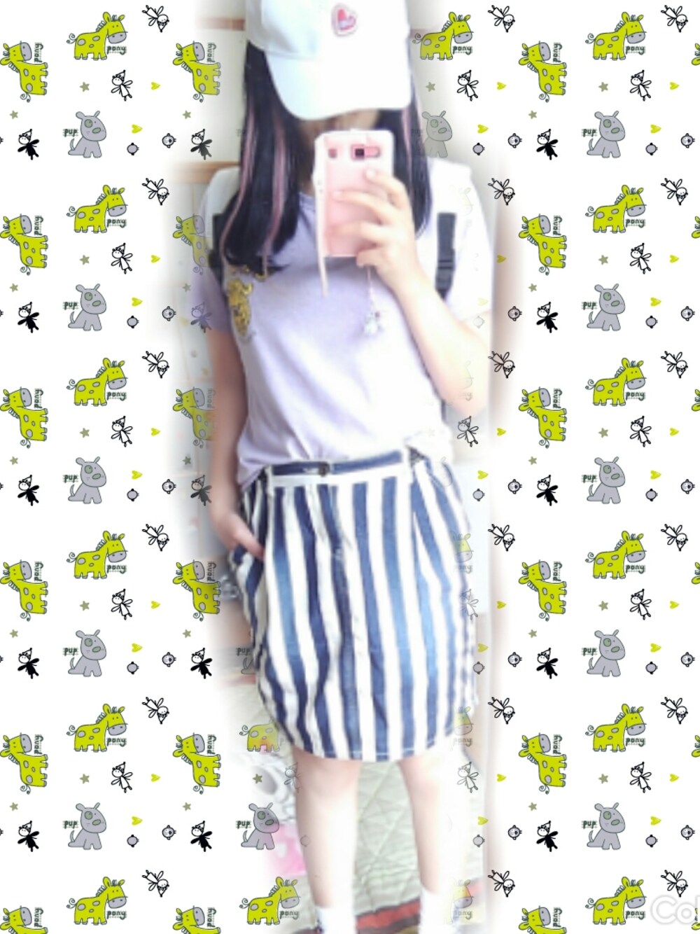 ホワイト系のバックパック/リュック、パープル系のTシャツ/カットソー、ブルー系のスニーカーを着用したレディースの夏コーディネートの1枚目の写真