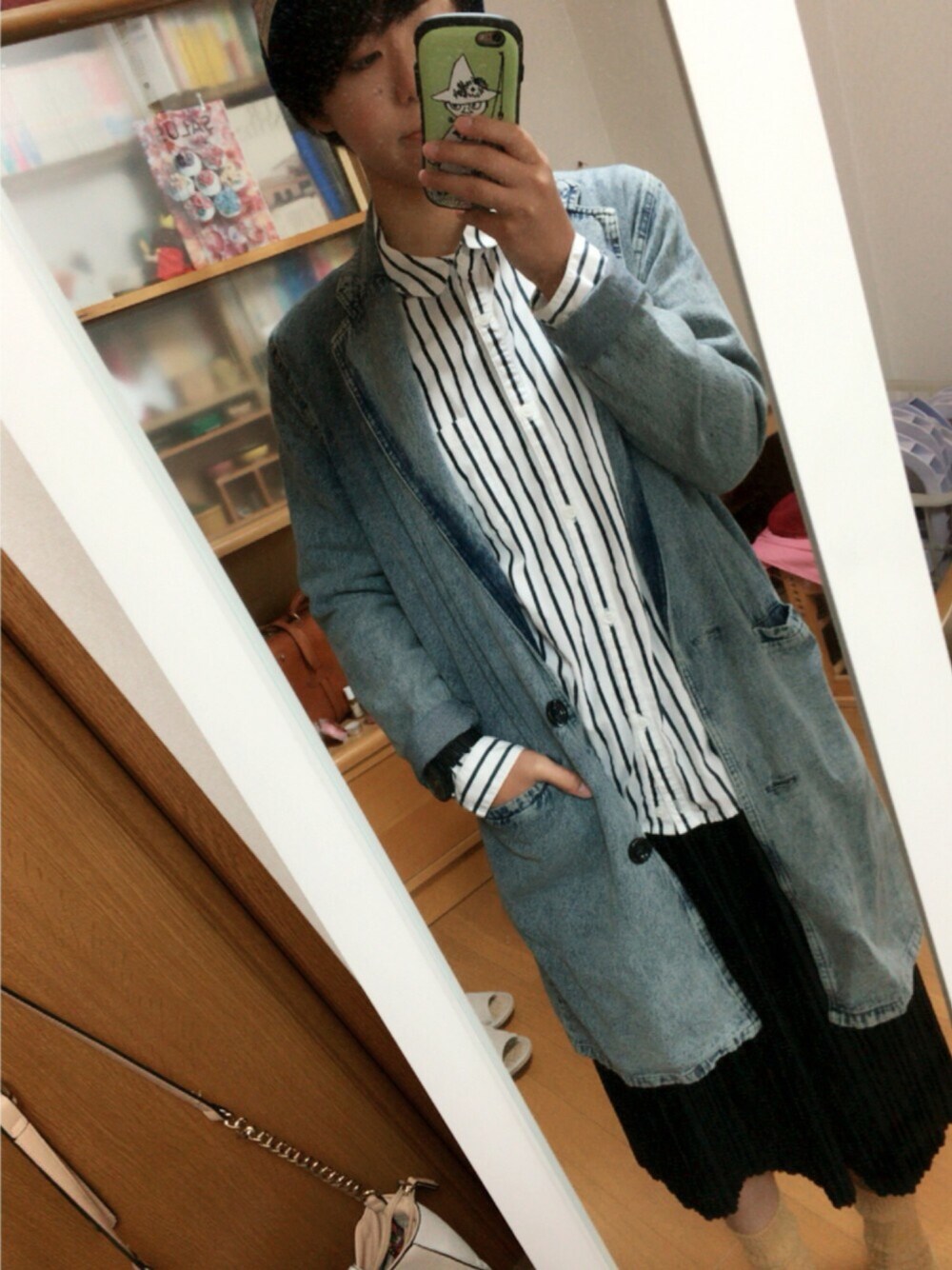 ホワイト系のシャツ/ブラウス、ブルー系のデニムジャケット、ブラック系のスカートを着用したレディースの秋コーディネートの1枚目の写真