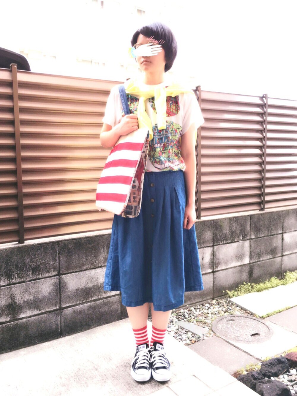 その他のTシャツ/カットソー、レッド系のトートバッグ、ゴールド系のメガネを着用したレディースの夏コーディネートの1枚目の写真