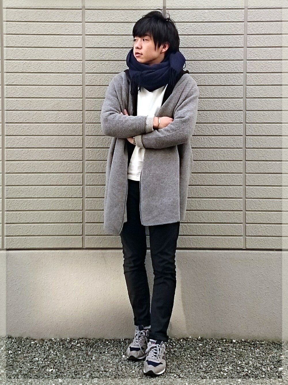 グレー系のその他アウター、グレー系のスニーカーを着用したメンズの冬コーディネートの1枚目の写真