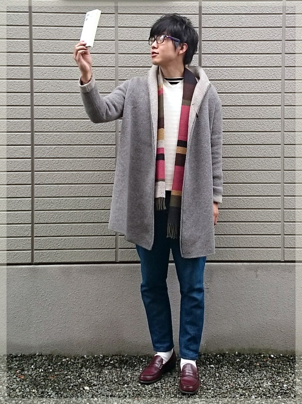 ブラック系のトップス、グレー系のその他アウター、ホワイト系の雑誌を着用したメンズの冬コーディネートの1枚目の写真