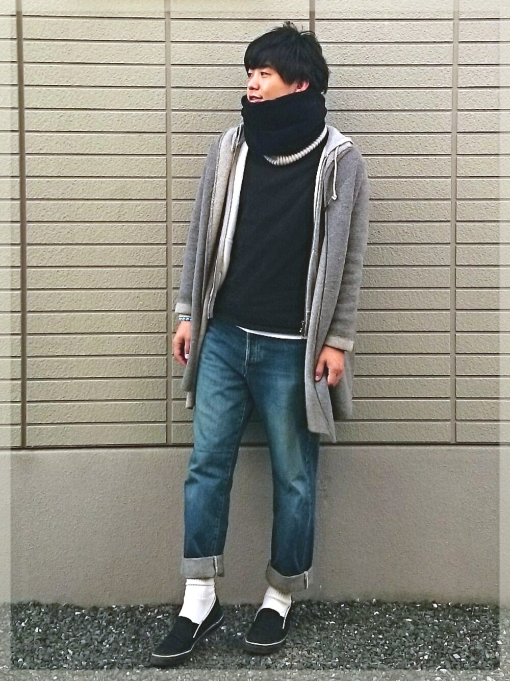 グレー系のその他アウター、ブルー系のデニムパンツを着用したメンズの冬コーディネートの1枚目の写真