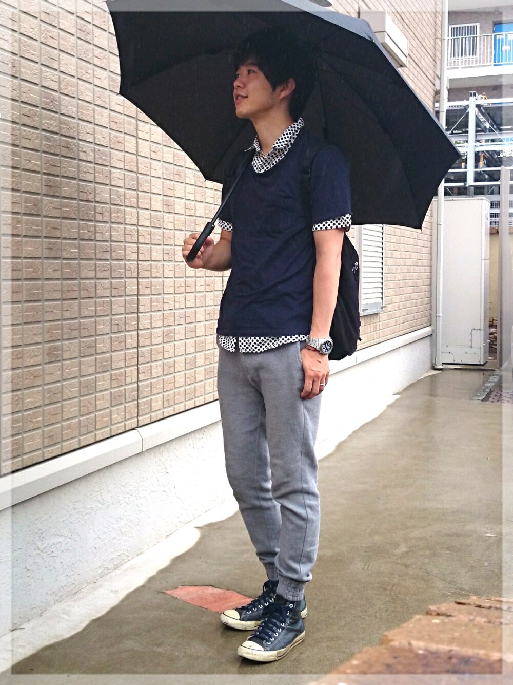 ホワイト系のトップス、ブルー系のトップス、ブラック系のバッグを着用したメンズの夏コーディネートの1枚目の写真