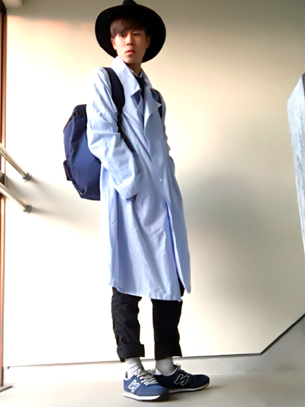 ホワイト系のシャツ/ブラウス、ブルー系のニット/セーター、ブルー系のステンカラーコートを着用したメンズの春コーディネートの1枚目の写真