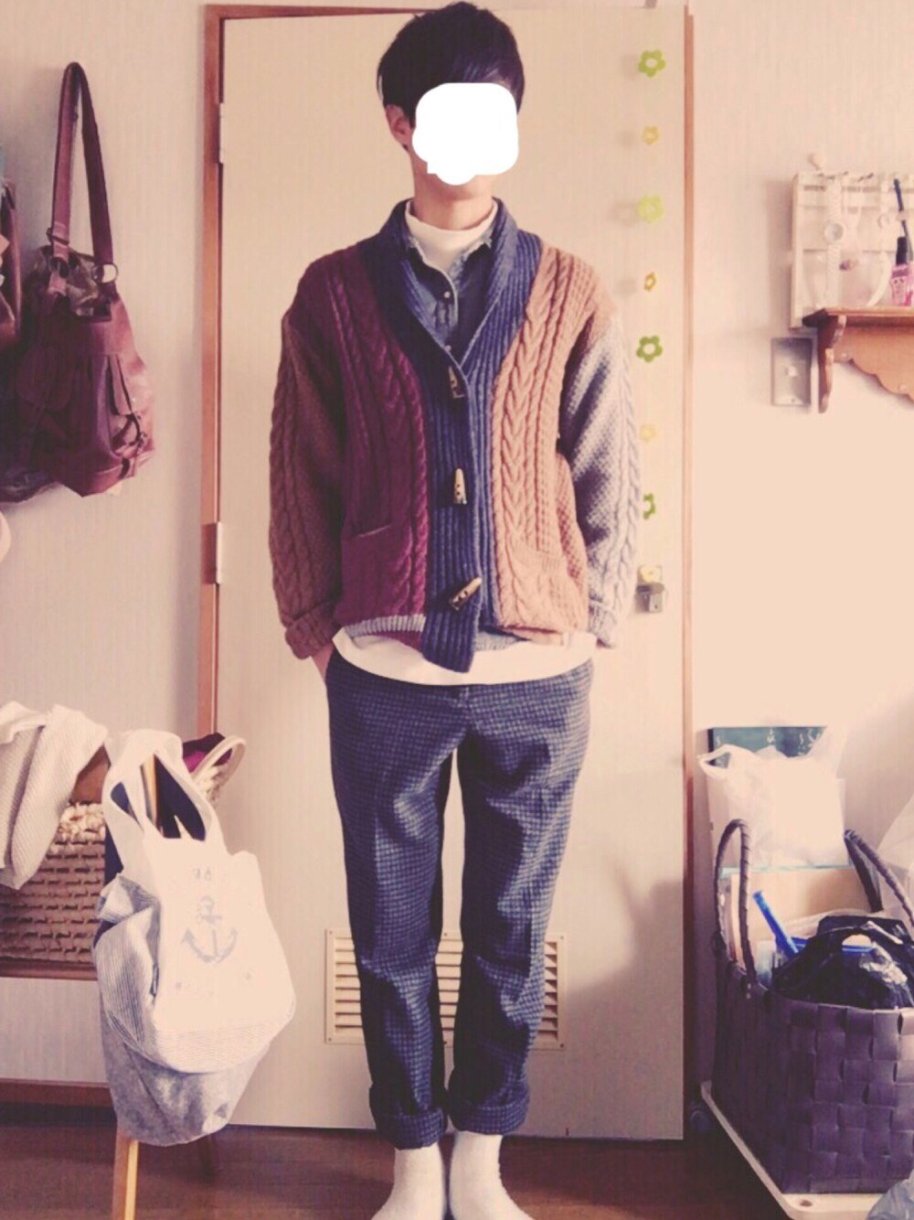 ホワイト系のTシャツ/カットソー、グレー系のシャツ/ブラウス、ブラウン系のカーディガン/ボレロを着用したメンズの春コーディネートの1枚目の写真