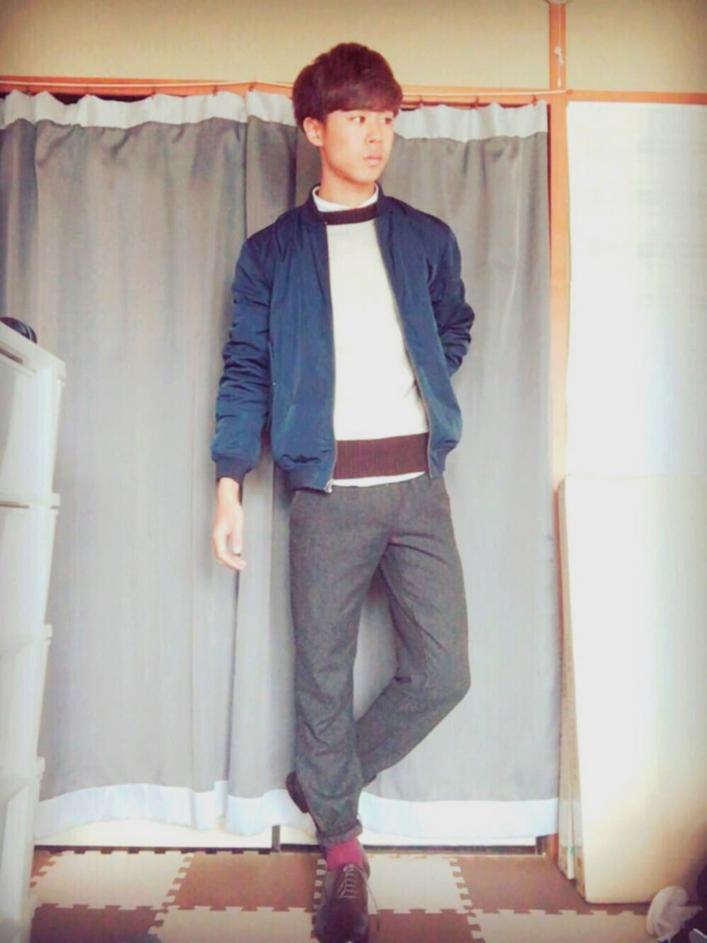 ブルー系のジャケット/アウター、ホワイト系のシャツ/ブラウス、ベージュ系のニット/セーターを着用したメンズの春コーディネートの1枚目の写真