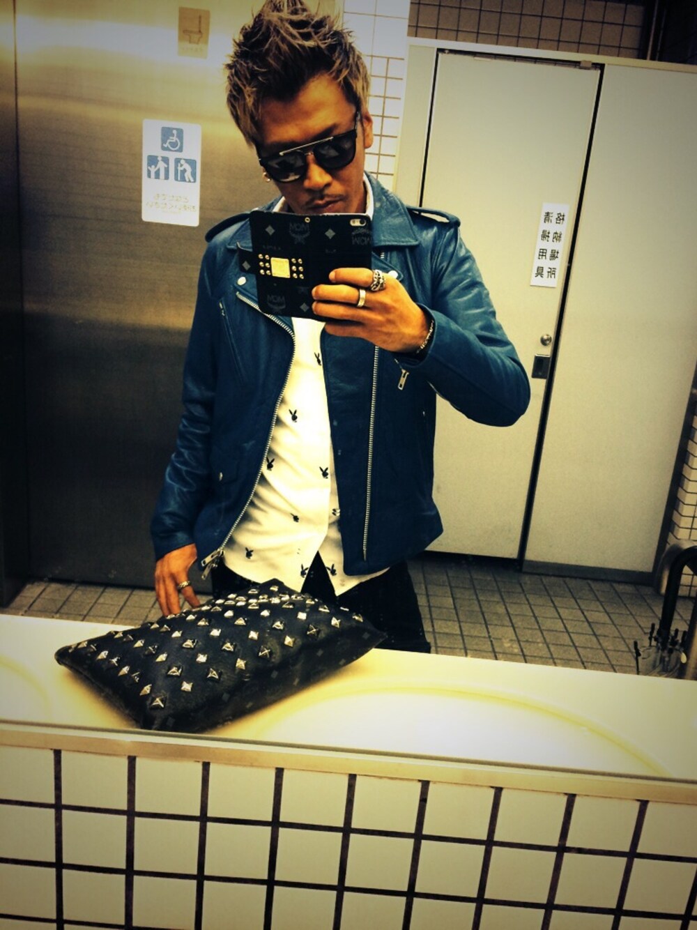 「DOWBLのシャツ PLAYBOY×DOWBL バッグ MCM（ライダースジャケット、ブルー系）」を使った、Youさん（メンズ・169cm）の冬コーディネートの1枚目の写真