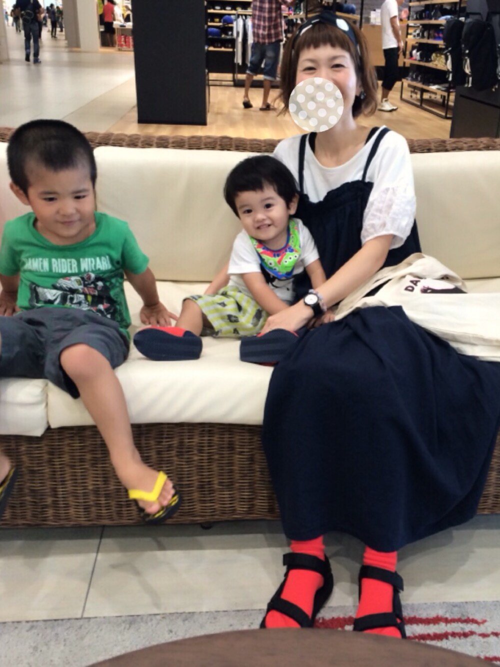 「ライカム、ワンピース、赤い靴下、サンダル、休日スタイル、白トップス、モノトーン」｜「Dot＆Stripes CHILD WOMANのオリジナルドットプリント　ヘアバンド（ヘアバンド、ブラック系）」を使った、ゆきんこさん（レディース・155cm）の夏コーディネートの1枚目の写真