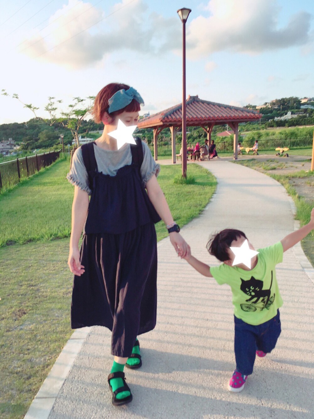 「カジュアルコーデ、ワンピース、リーリエターバン、公園、teva、リュック、親子コーデ」｜「kaorinomoriのアイテム（ヘアバンド、ブルー系）」を使った、ゆきんこさん（レディース・155cm）の秋コーディネートの1枚目の写真