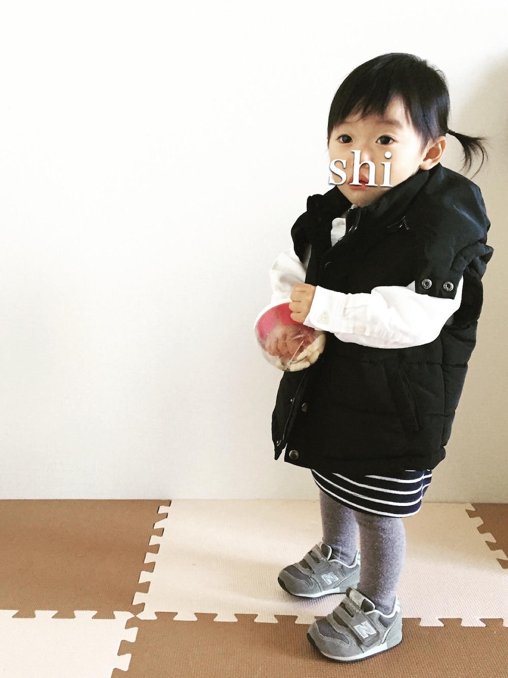 ブラック系のベスト、ホワイト系のシャツ/ブラウス、ブルー系のスカートを着用したキッズの冬コーディネートの1枚目の写真