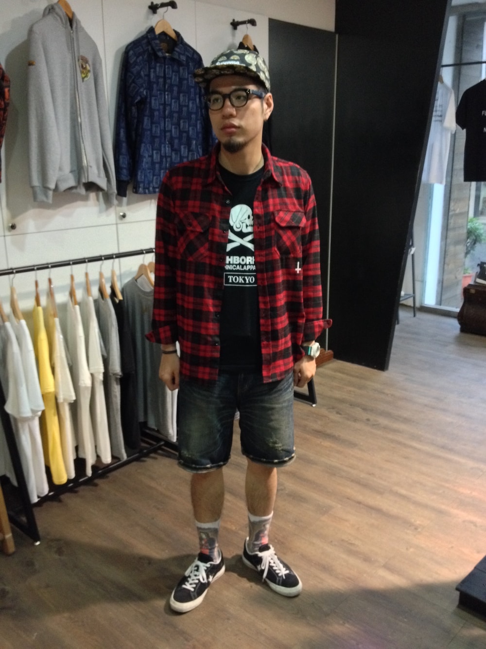 「converse、supreme、NEIGHBORHOOD」｜「NEIGHBORHOODのNeighborhood tee（Tシャツ/カットソー、ブラック系）」を使った、Andrew Wu 吳廣仲さん（メンズ・175cm）の春コーディネートの1枚目の写真