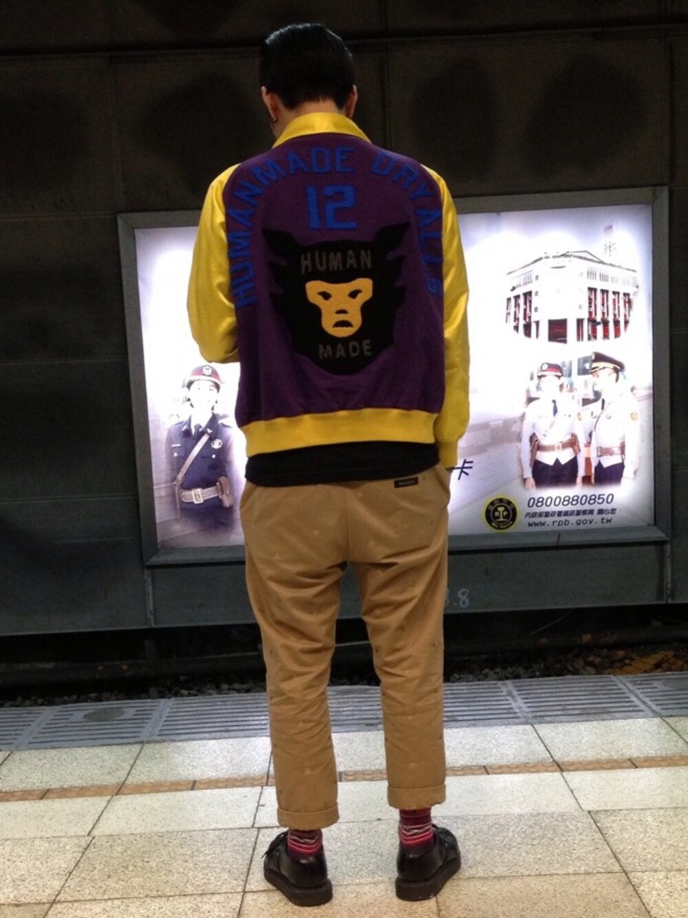 「geroge cox、HUMAN MADE、MISCHIEF、overkillinc、oldschool、vintage」｜「HUMAN MADEのHuman made 復古棒球外套（スタジャン、イエロー系）」を使った、Andrew Wu 吳廣仲さん（メンズ・175cm）の春コーディネートの1枚目の写真