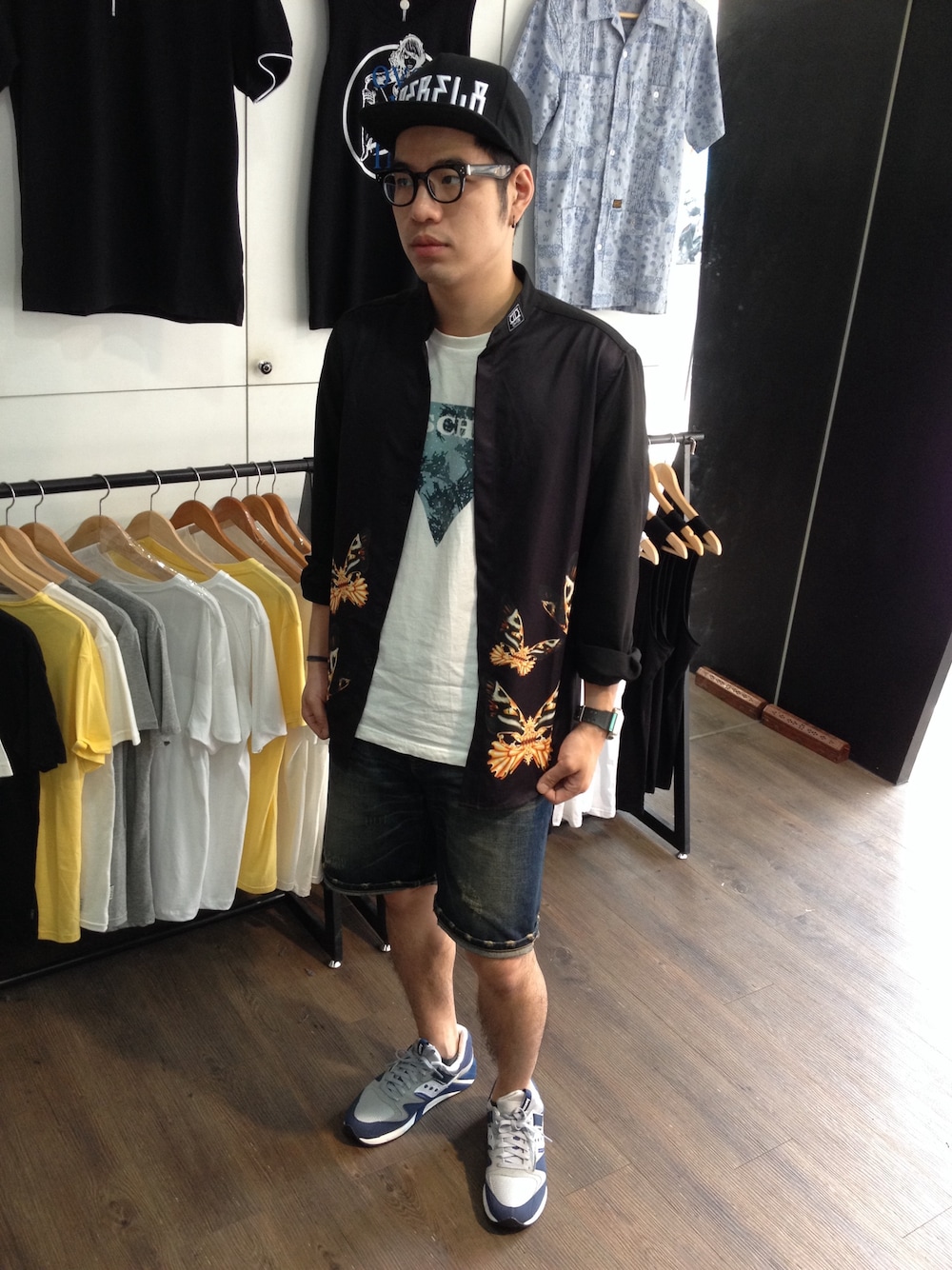 「G-SHOCK、saucony、REBEL8、Butterfly、MISCHIEF、DIVIDE、provider」｜「SauconyのSaucony grid 9000（スニーカー、グレー系）」を使った、Andrew Wu 吳廣仲さん（メンズ・175cm）の春コーディネートの1枚目の写真