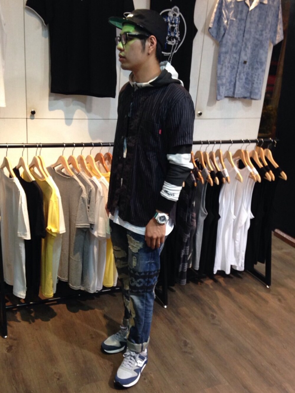 「supreme、summer、uniform experiment、G-SHOCK、UE、saucony、Supreme x Comme des Garcons SHIRT、MISCHIEF、mania」｜「SauconyのSaucony grid 9000（スニーカー、グレー系）」を使った、Andrew Wu 吳廣仲さん（メンズ・175cm）の春コーディネートの1枚目の写真
