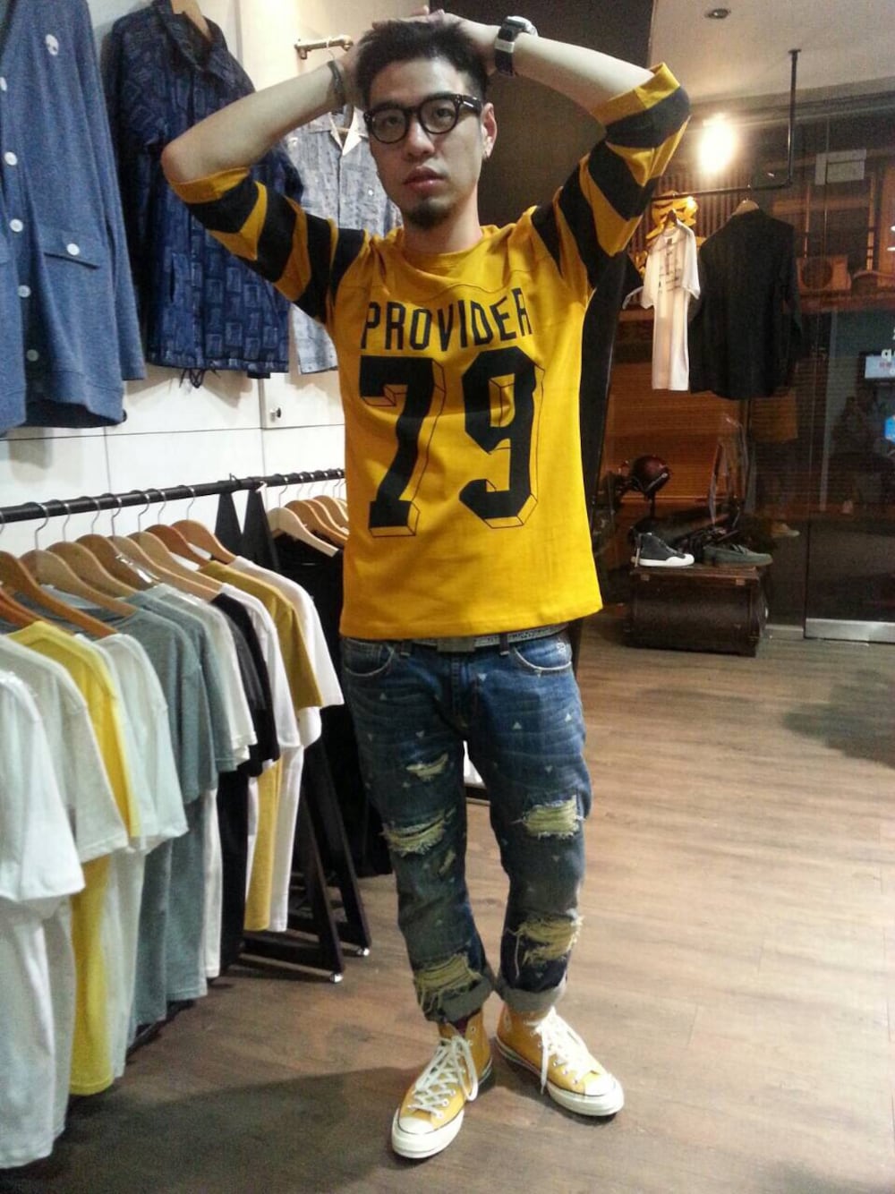 「yellow、converse、uniform experiment、G-SHOCK、ALDIES、UE、MISCHIEF、provider」｜「PROVIDERのProvider 79 football tee（Tシャツ/カットソー、イエロー系）」を使った、Andrew Wu 吳廣仲さん（メンズ・175cm）の春コーディネートの1枚目の写真
