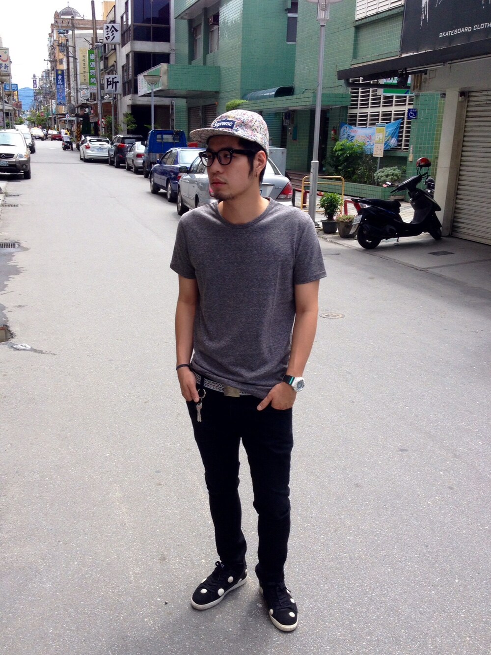 「MIHARAYASUHIRO、supreme、G-SHOCK、PUMA、UE、overkillinc、NMR、streetfashion」｜「NMRのNMR 素t（Tシャツ/カットソー、グレー系）」を使った、Andrew Wu 吳廣仲さん（メンズ・175cm）の夏コーディネートの1枚目の写真