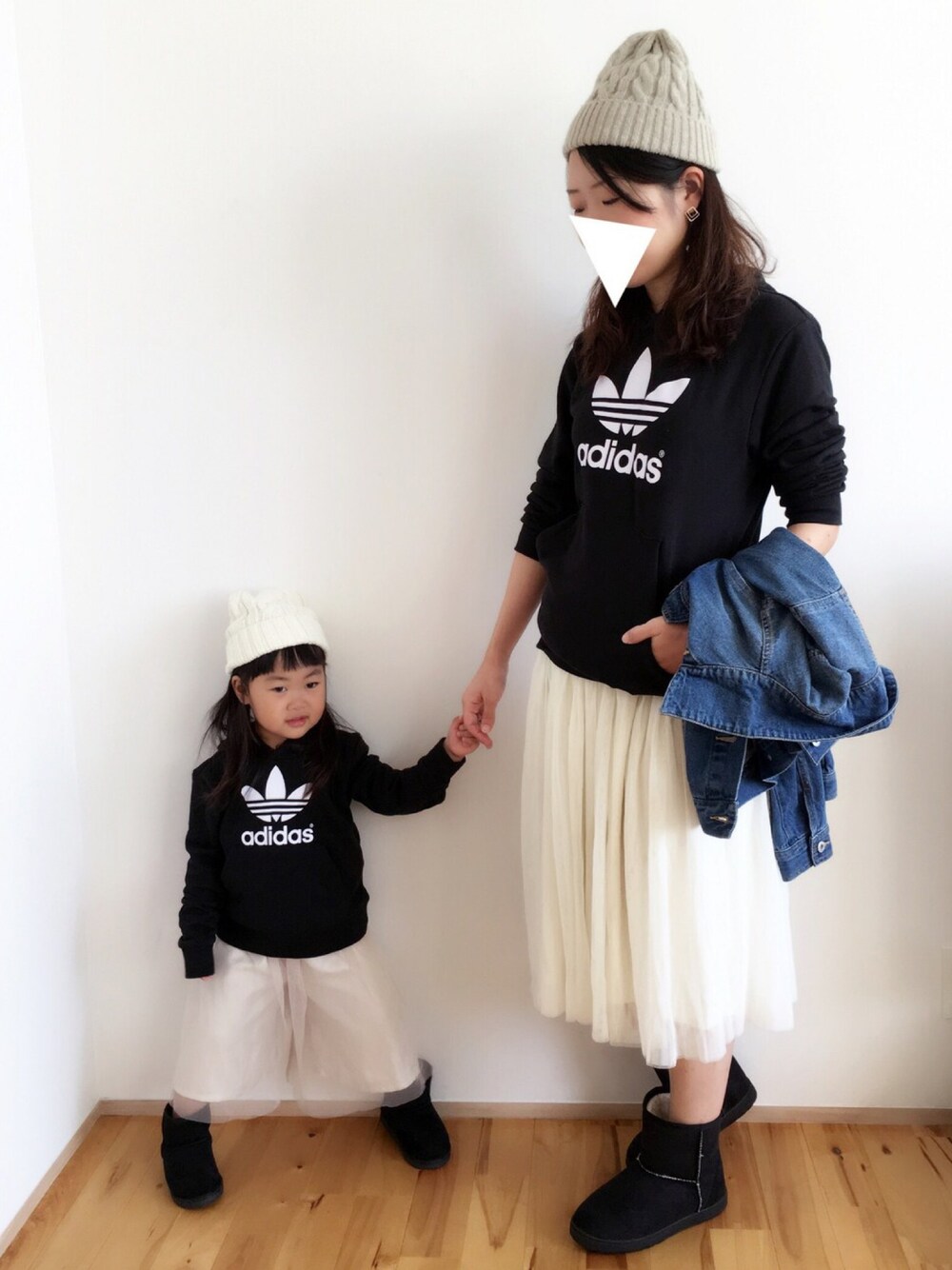 「休日スタイル、親子コーデ、アディダス、チュールスカート、ムートンブーツ、ニット帽、モノトーン、3歳」｜「adidasの【adicolor】オリジナルス パーカー[ADI TREFOIL HOODIE]（パーカー、ブラック系）」を使った、memetaroさん（キッズ・90cm）の秋コーディネートの1枚目の写真
