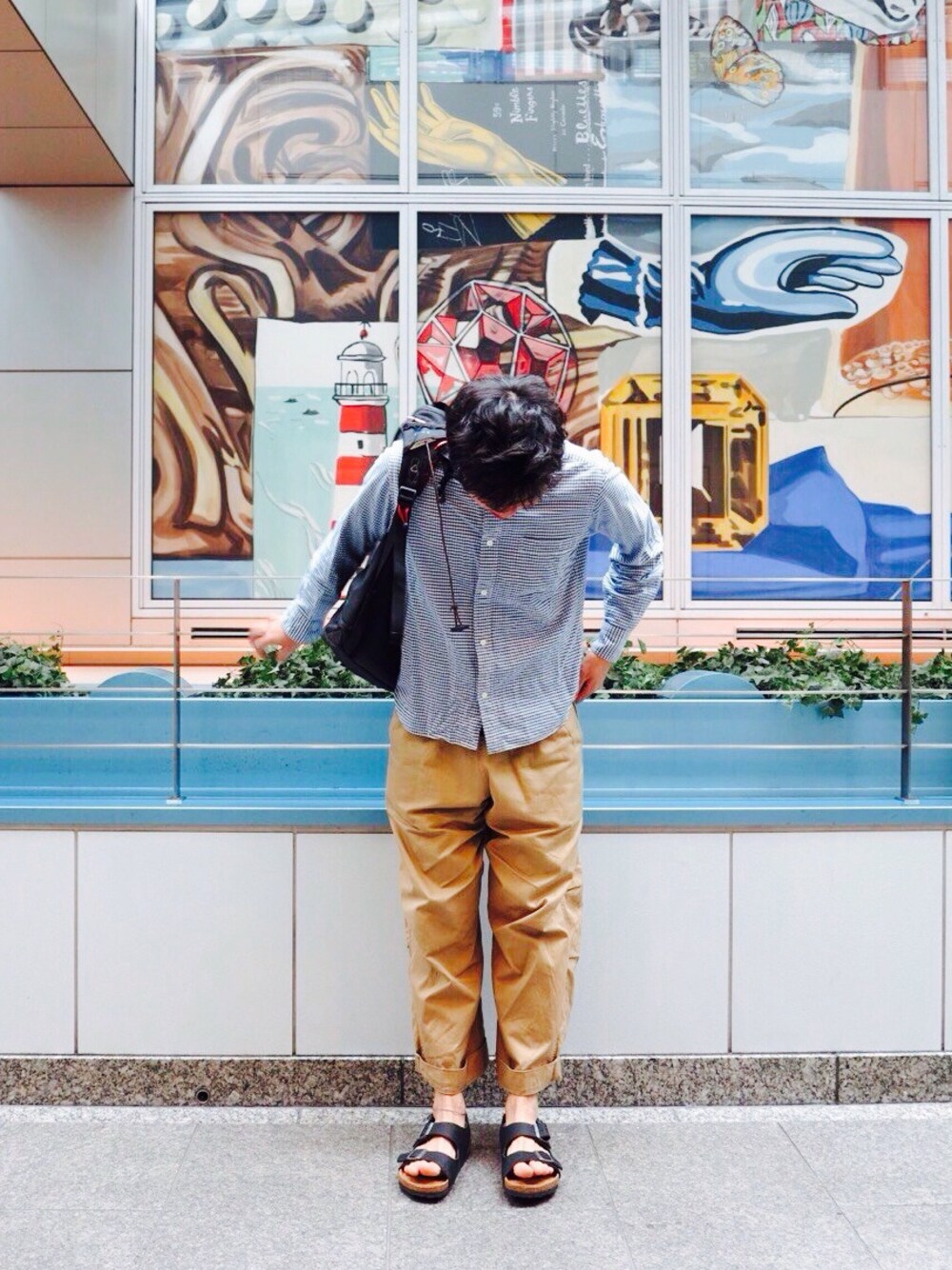 ブラック系のサンダル、ブラック系のバックパック/リュック、ベージュ系のその他パンツを着用したメンズの春コーディネートの1枚目の写真