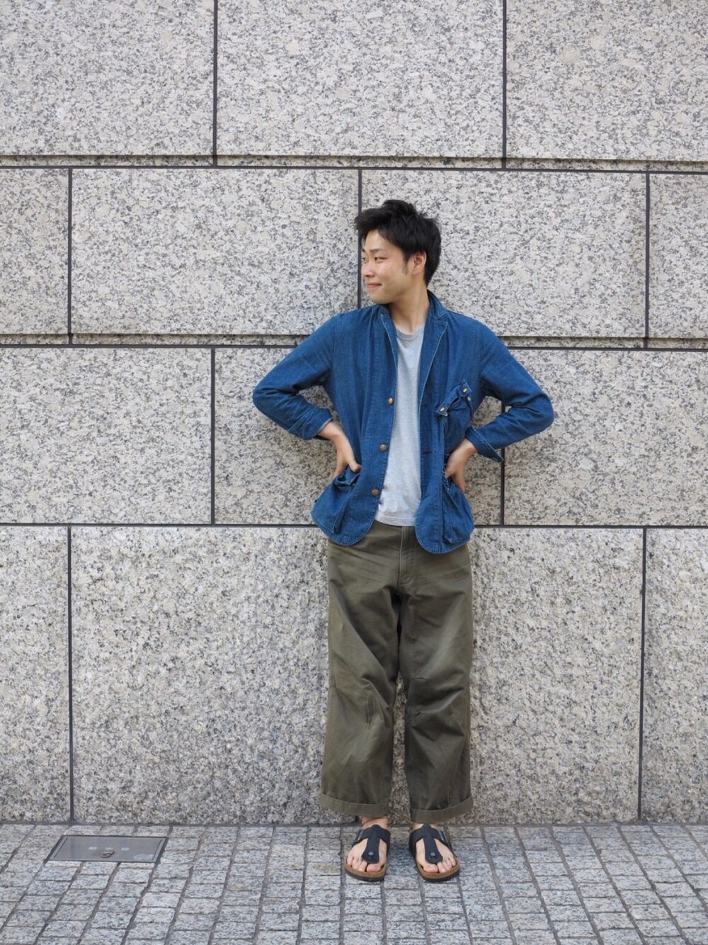 グリーン系のその他パンツ、ブルー系のデニムジャケット、ブラック系のサンダルを着用したメンズの春コーディネートの1枚目の写真