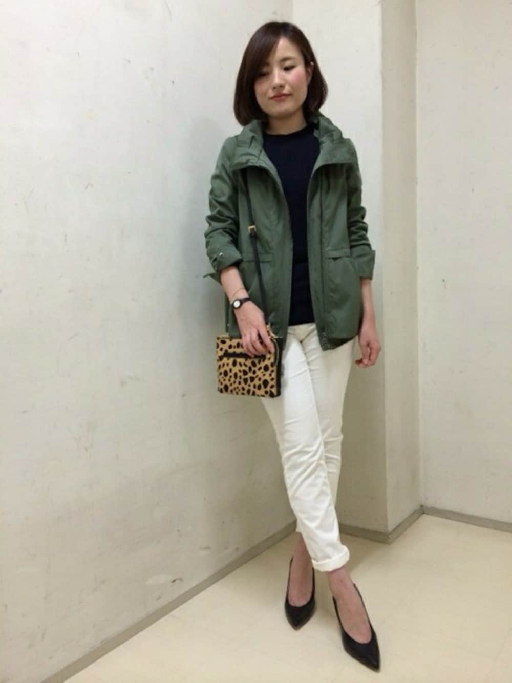 「ブルゾン、コーデュロイ、ミリタリー、カーキ、ホワイトパンツ、きれいめカジュアル、qualite、カリテ(qualite)、GOOD LUCK PANTS」｜「qualiteのﾎﾞﾘｭｰﾑ衿ﾌﾞﾙｿﾞﾝ（ブルゾン、グリーン系）」を使った、yokoyaさん（レディース・163cm）の秋コーディネートの1枚目の写真