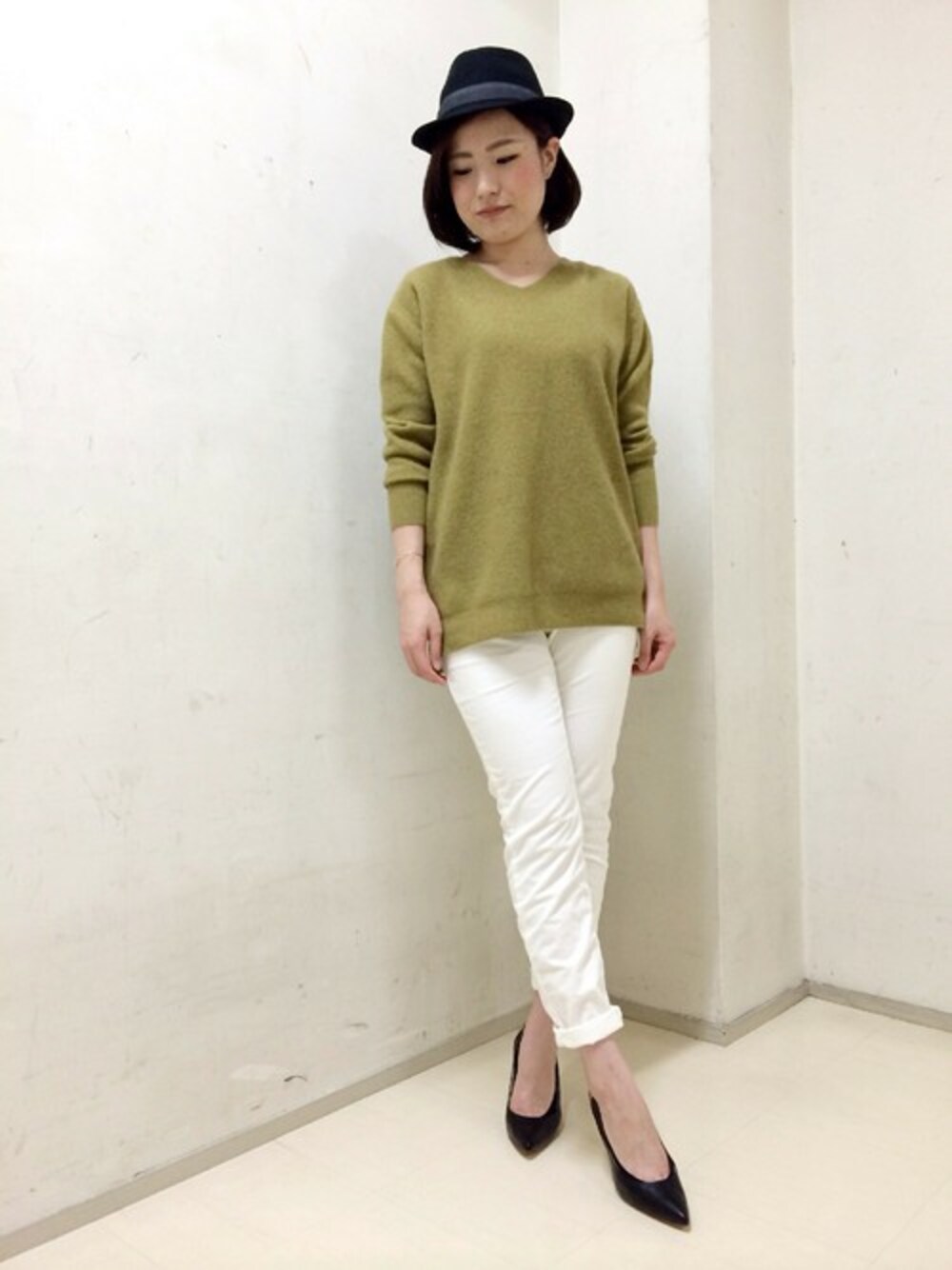 「ニット・セーター、ニット、コーデュロイ、ウール、Vネック、カリテ(qualite)、グットラックパンツ、GOOD LUCK PANTS」｜「qualiteのラクーンニットプルオーバー（ニット/セーター、イエロー系）」を使った、yokoyaさん（レディース・163cm）の秋コーディネートの1枚目の写真