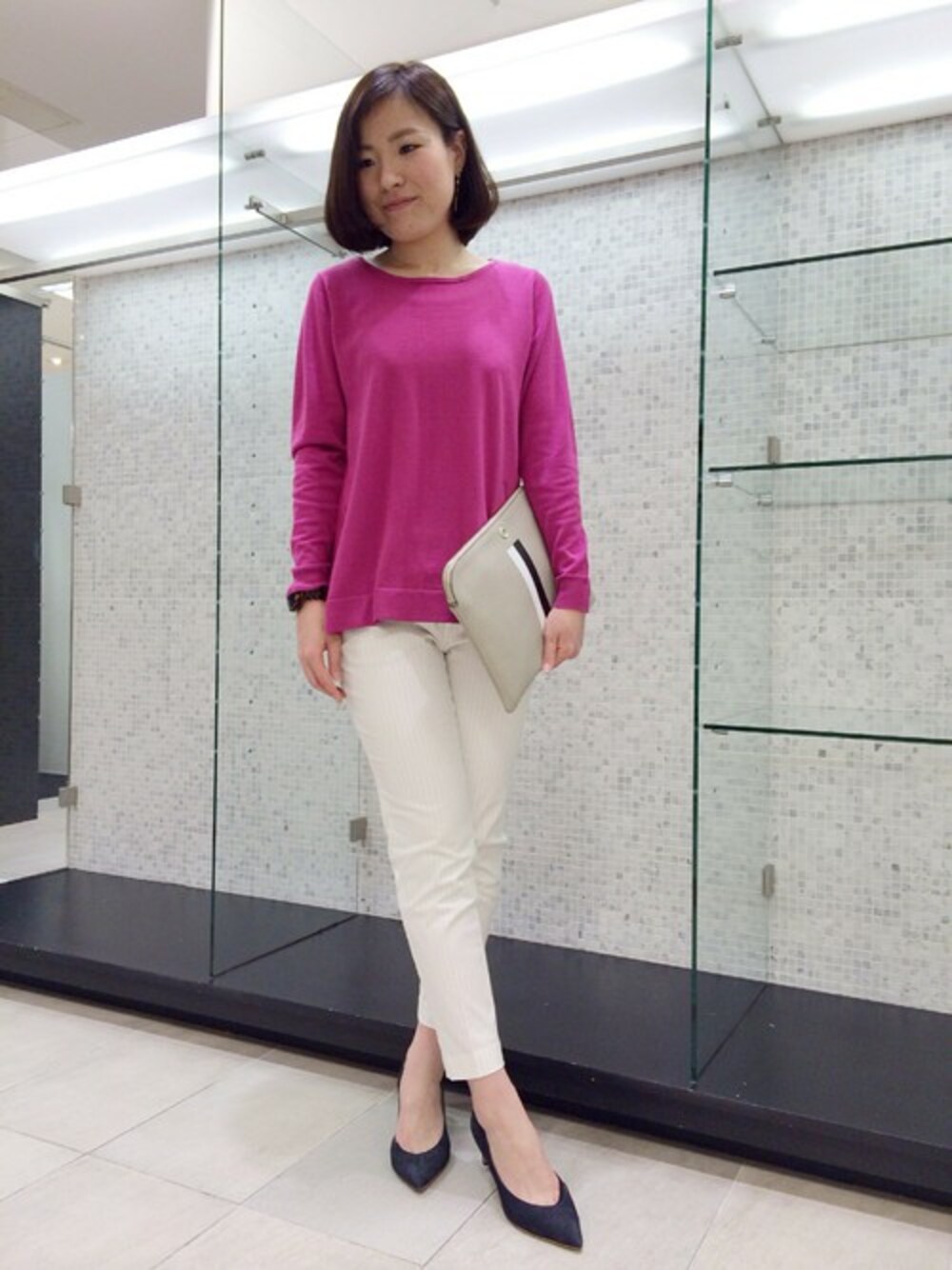 「ニット、パンツ、ピンク、クラッチバッグ、白パンツ、春、春ニット、カリテ(qualite)、GOOD LUCK PANTS」｜「qualiteの綿ｼﾙｸﾌﾟﾚｰﾃｨﾝｸﾞﾆｯﾄ（ニット/セーター、レッド系）」を使った、yokoyaさん（レディース・163cm）の春コーディネートの1枚目の写真