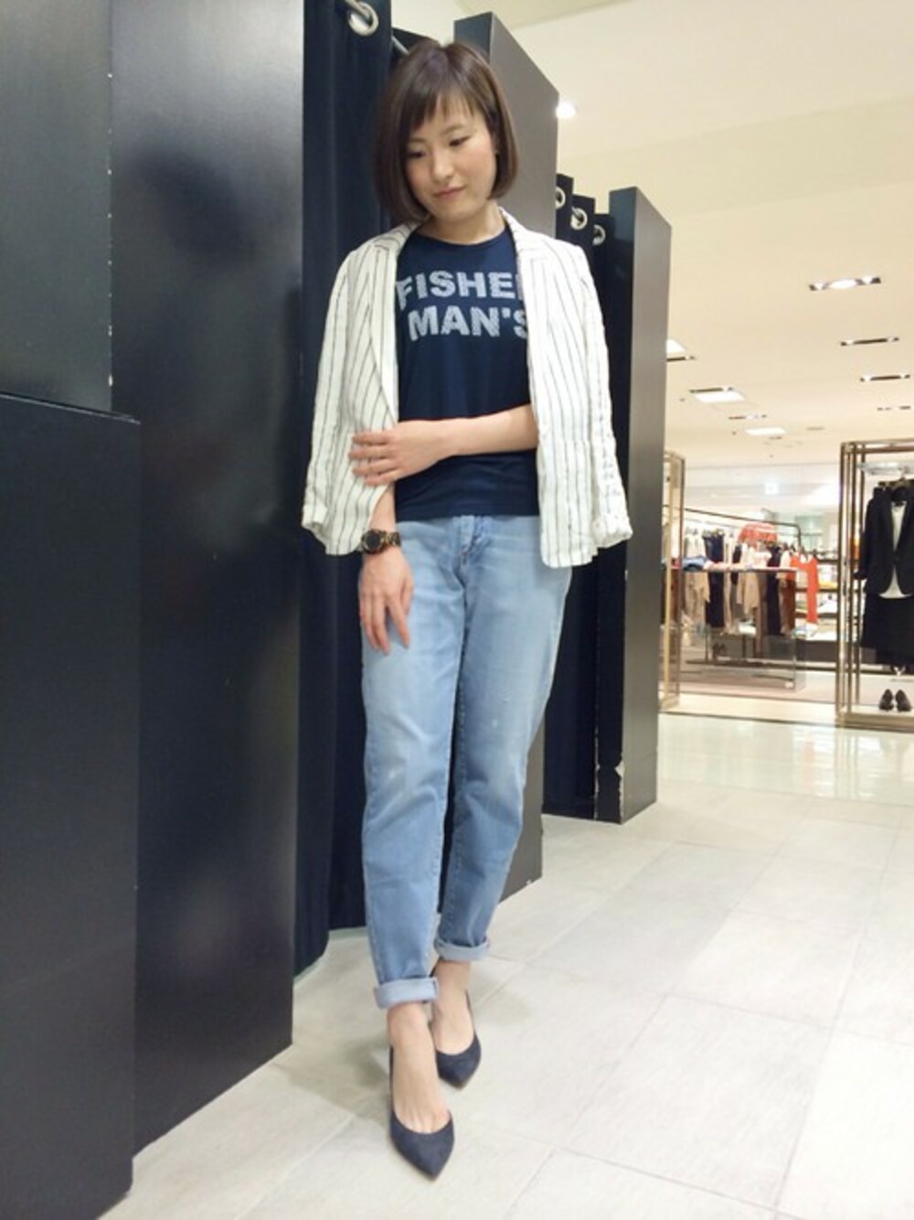 「ジャケット、デニム、ロゴT、カジュアル、Tシャツ、qualite、Tシャツ×デニム、カリテ(qualite)、e × qualite デニム」｜「qualiteのリネンストライプジャケット（テーラードジャケット、ホワイト系）」を使った、yokoyaさん（レディース・163cm）の夏コーディネートの1枚目の写真