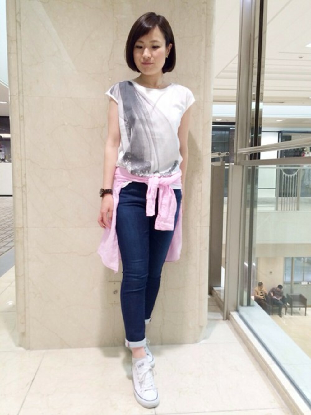 「デニム、シャツ、Tシャツ、腰巻きスタイル、qualite、Tシャツ×デニム、カリテ(qualite)、e × qualite デニム」｜「qualiteのチュールネットプリントTシャツ（Tシャツ/カットソー、ホワイト系）」を使った、yokoyaさん（レディース・163cm）の夏コーディネートの1枚目の写真
