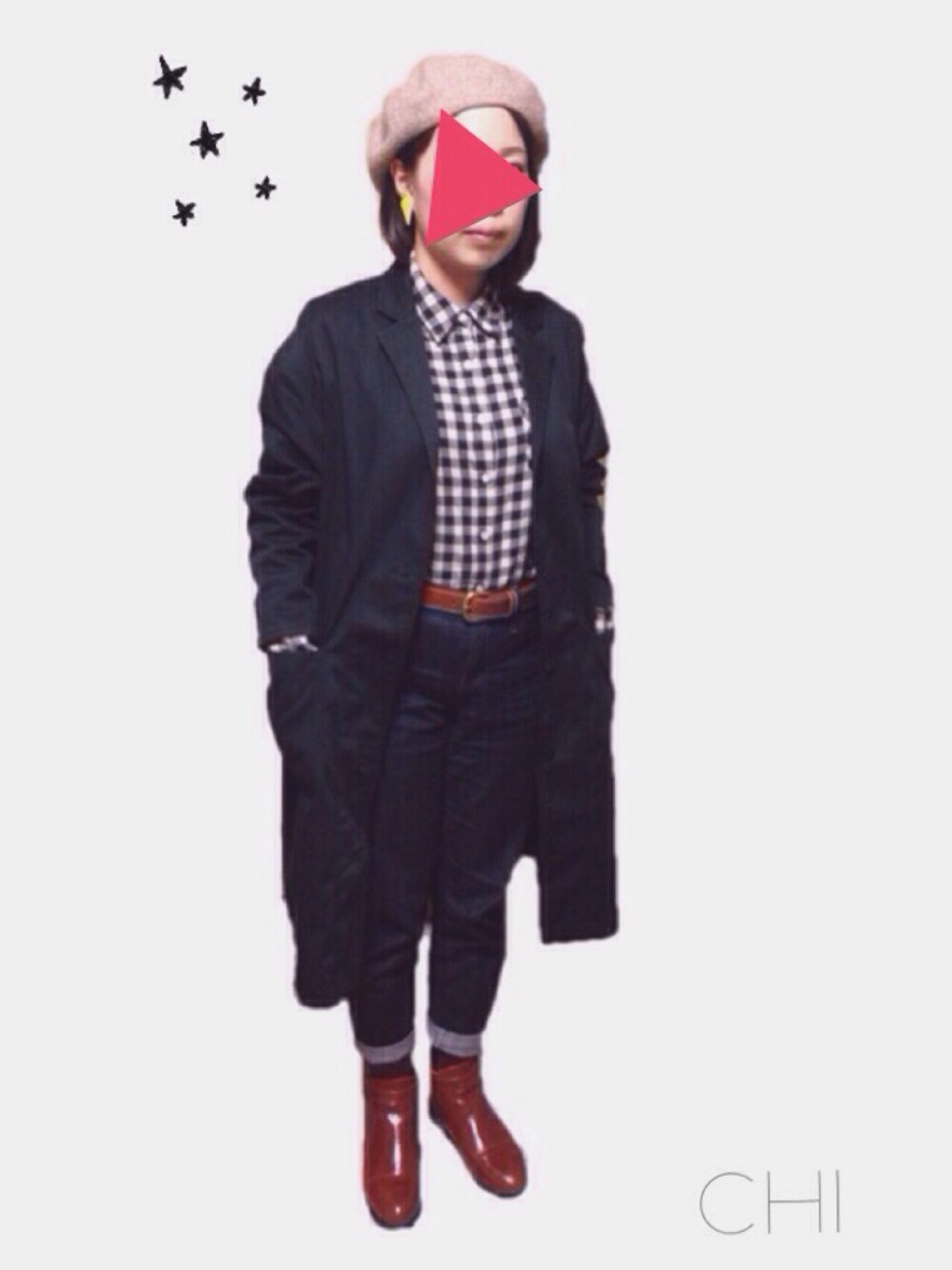 ブラック系のその他アウター、ブルー系のデニムパンツ、ブラウン系のブーツを着用したレディースの秋コーディネートの1枚目の写真