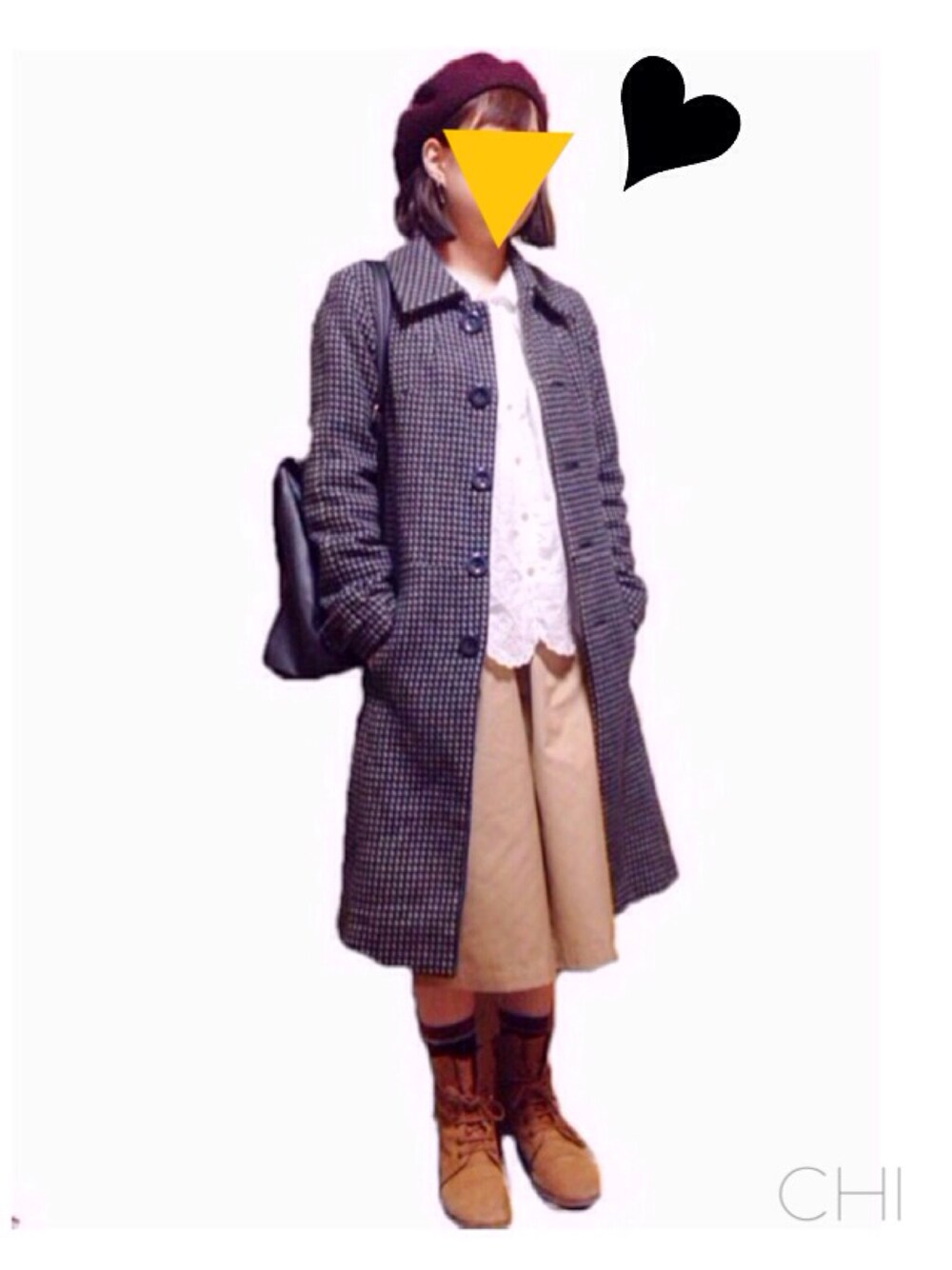ホワイト系のシャツ/ブラウス、ブラック系のジャケット/アウター、ベージュ系のその他パンツを着用したレディースの冬コーディネートの1枚目の写真