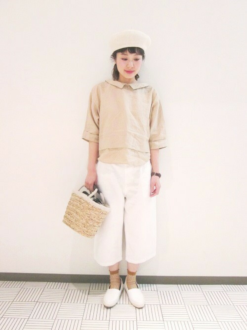 ベージュ系のシャツ/ブラウス、ホワイト系のその他パンツ、ベージュ系のかごバッグを着用したレディースの春コーディネートの1枚目の写真